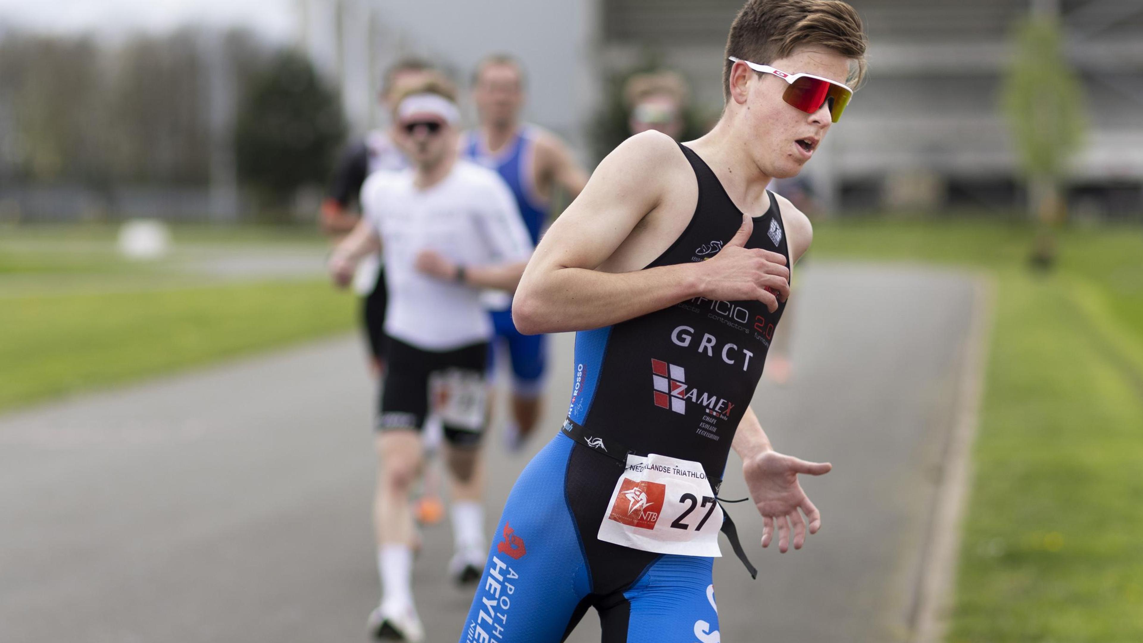 Jesse Cuijpers en Ellis Jacobs winnen Sylvesterloop in Elsloo