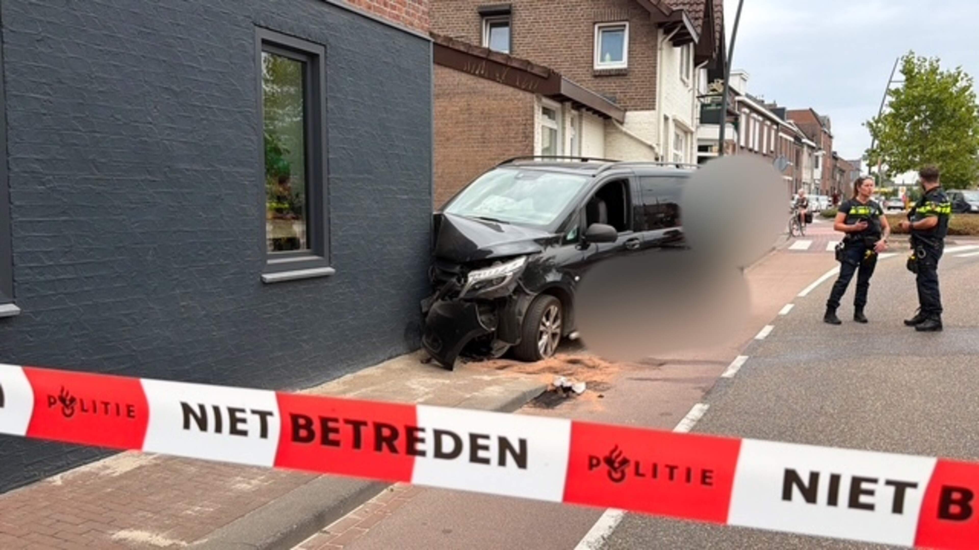 Automobilist tegen woning in Landgraaf: voertuig zwaar beschadigd