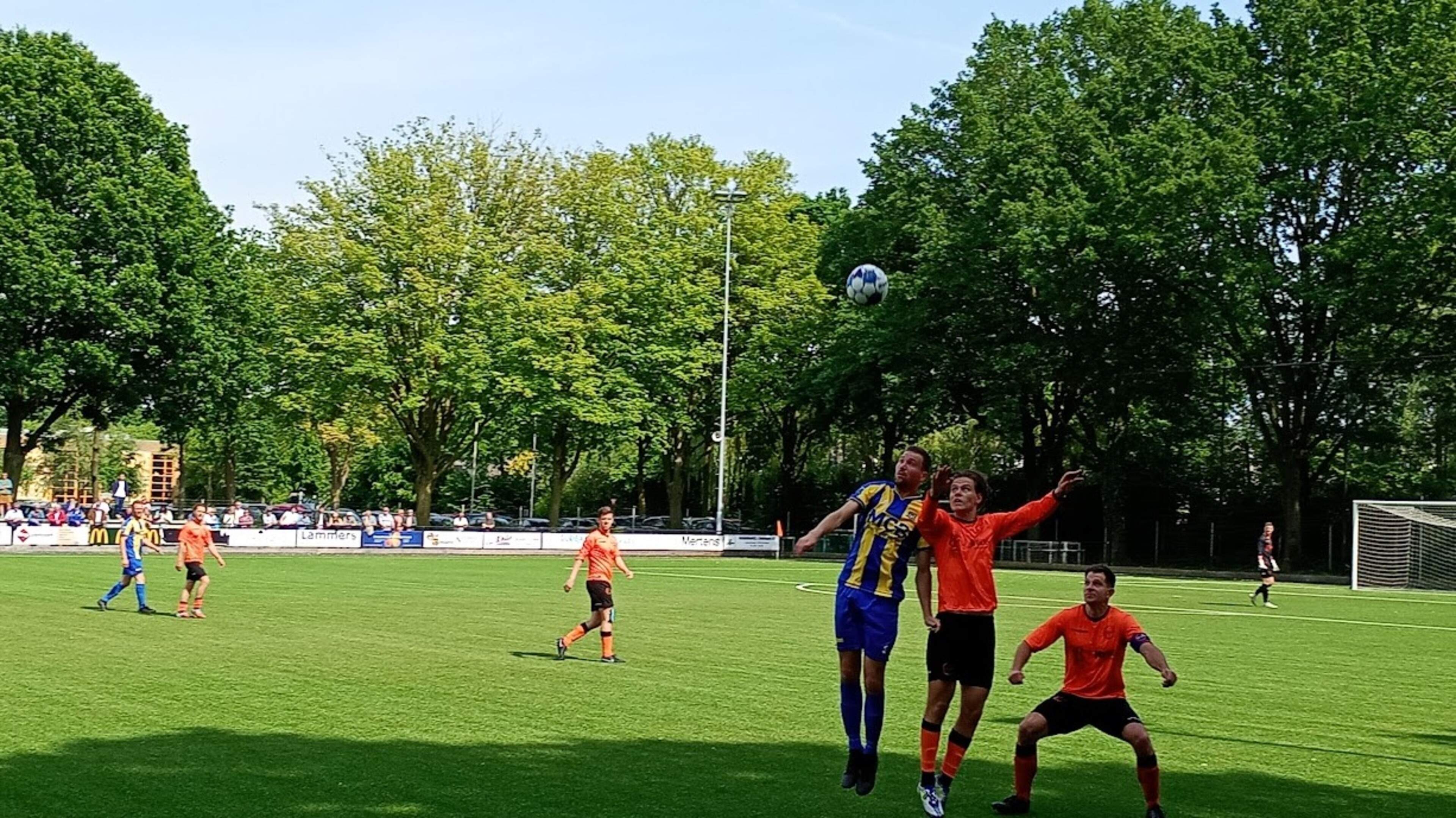 SV Laar pakt slechts twee punten uit vijf duels en ziet gat naar plaats dertien slinken tot vier pun