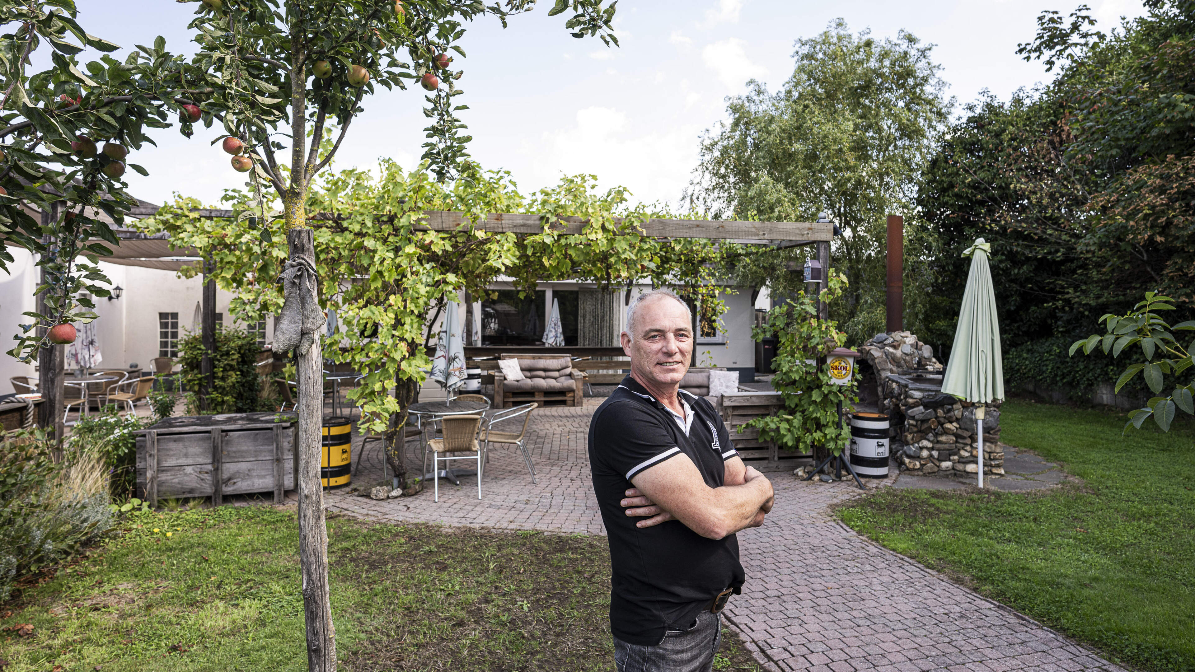Ron (53) uit Linne strijdt tegen komst 40 meter hoge zendmast pal achter zijn B&B: ‘Het eerste wat g