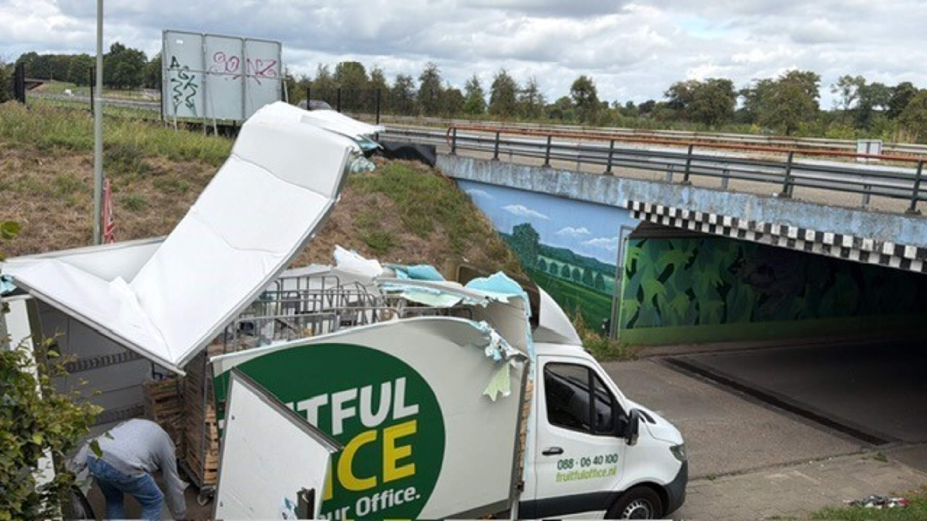Opnieuw gaat het mis bij viaduct onder de A2: bakwagen rijdt zich vast onder brug in Gronsveld