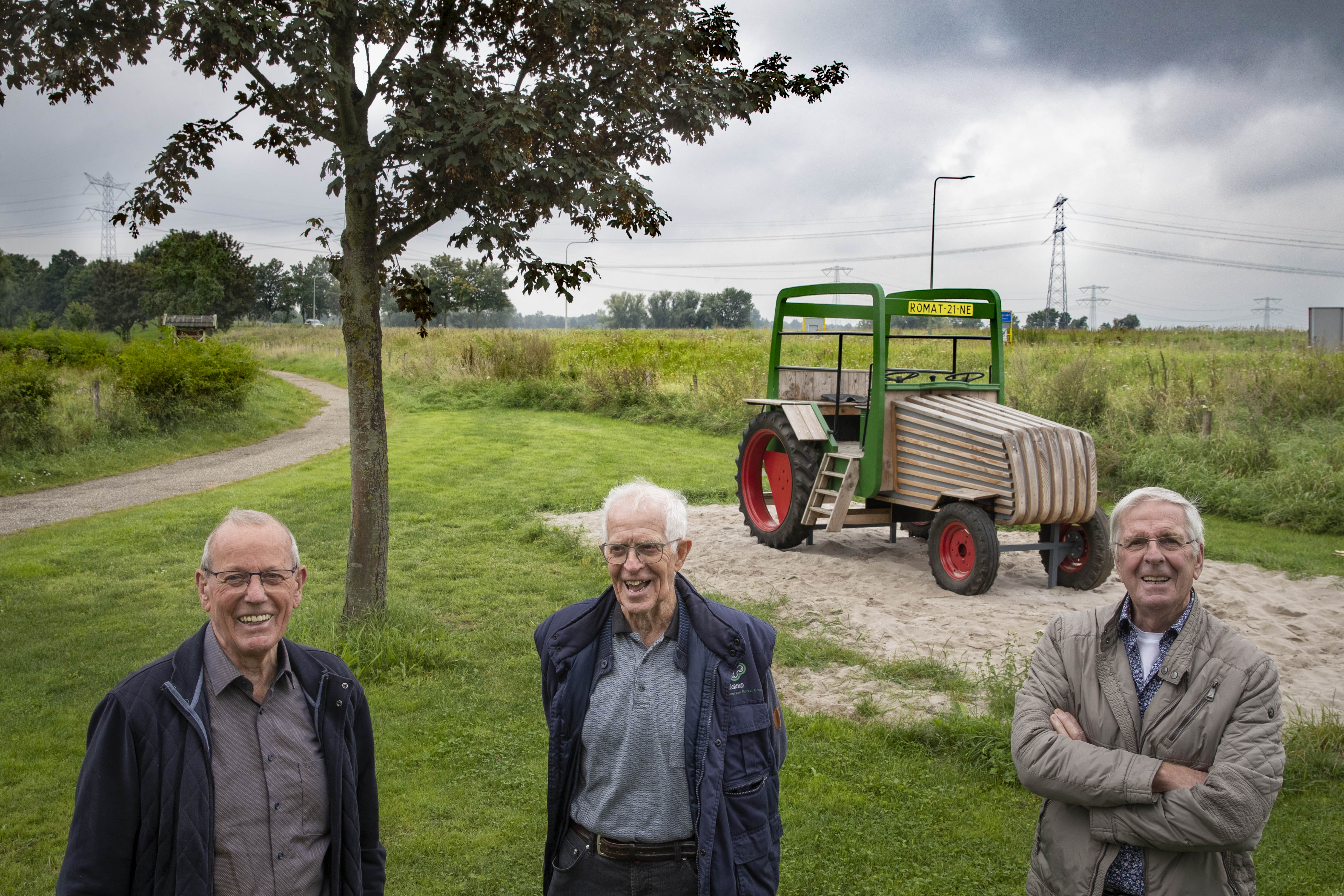 Inwoners Stevensweert bouwen stoere tractor als speeltoestel: ‘We moesten met van alles rekening hou