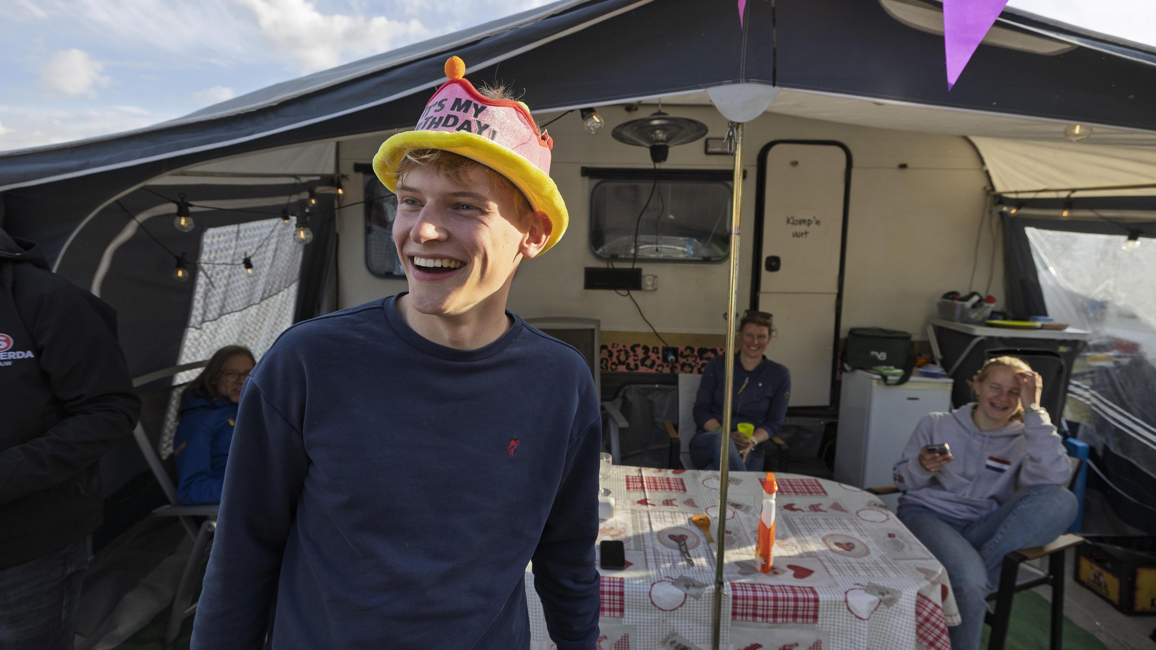 Jens uit Gelderland viert zijn achttiende verjaardag op de camping van Limburgs Mooiste: ‘Je eindigt
