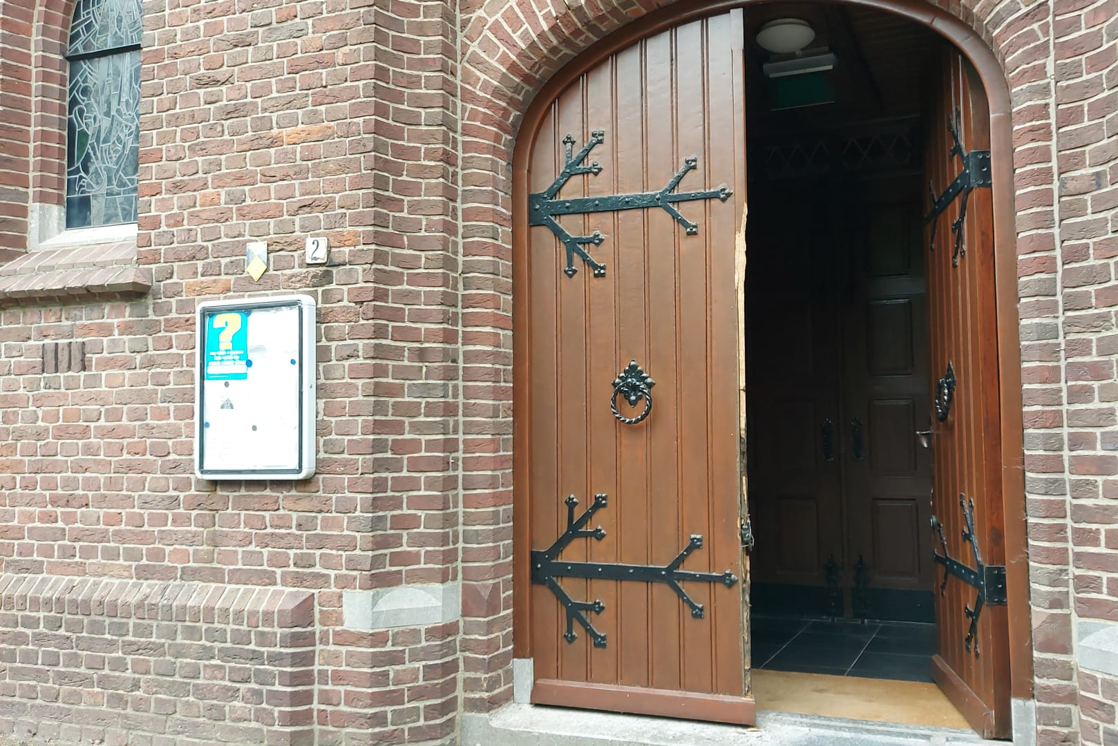 Offerblok en kluis leeggehaald bij inbraak in kerk Meterik, priestergewaden gebruikt als handdoeken