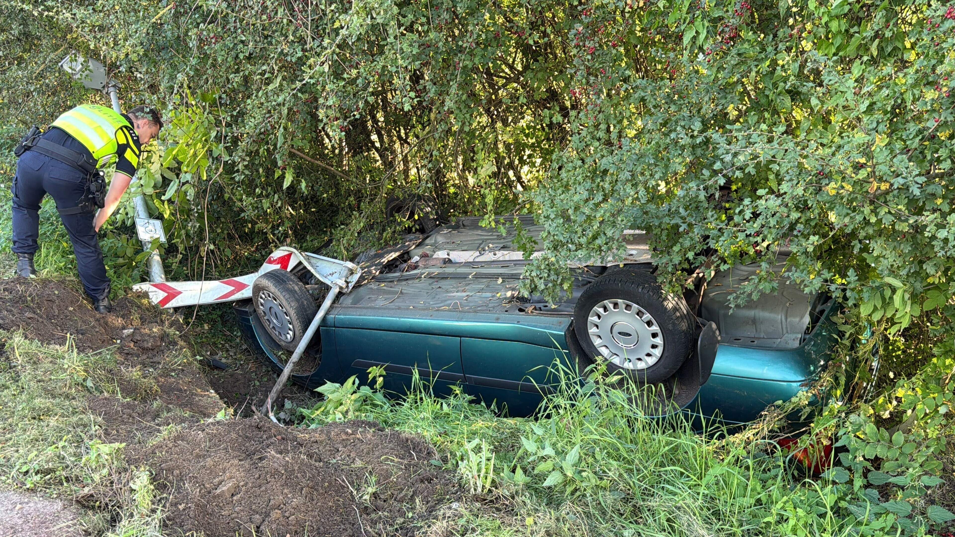 Auto belandt op zijn kop in de berm bij ongeluk in Maastricht