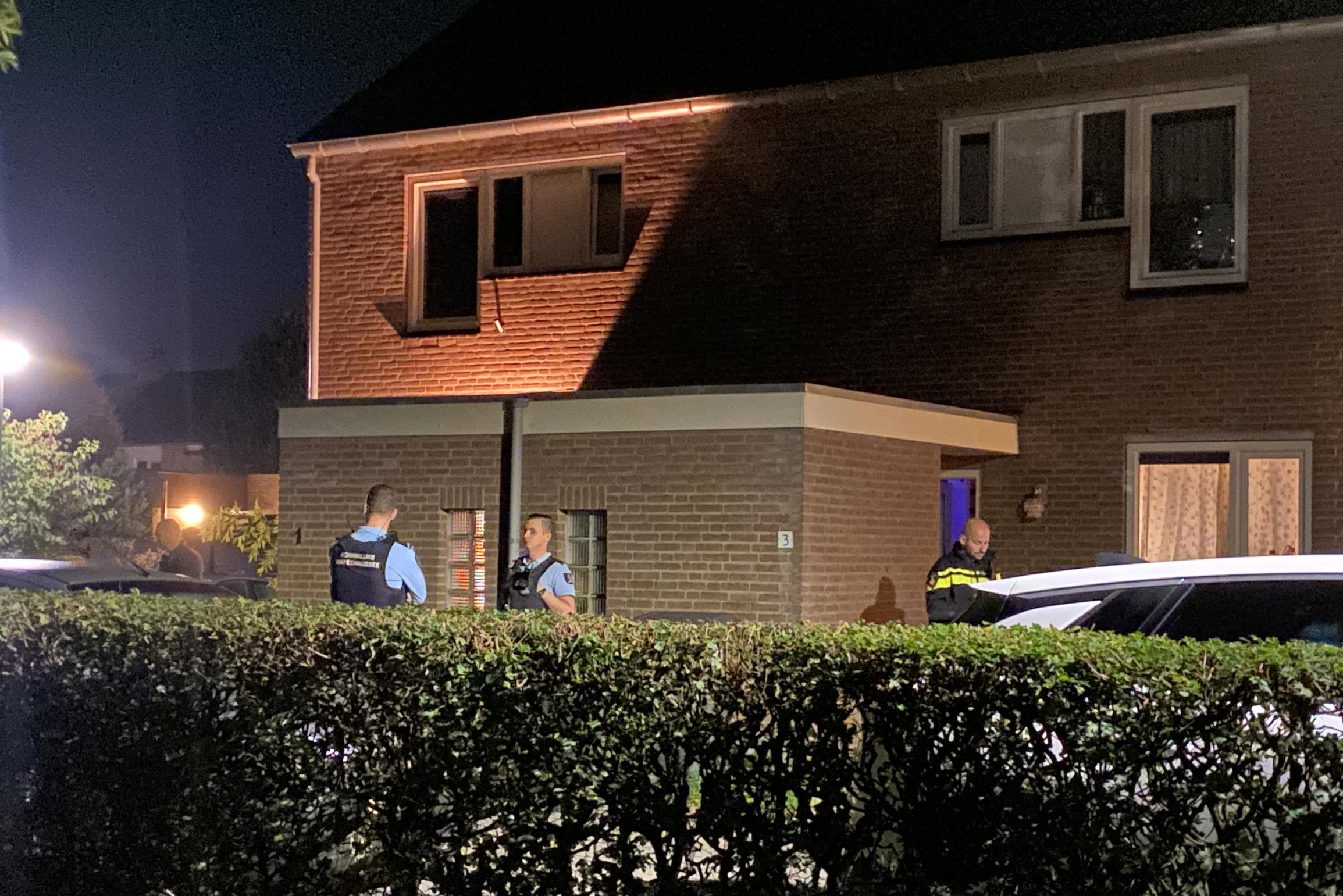 Gewonde door zware vuurwerkbom bij woning in Belfeld na ruzie, voordeur vernield