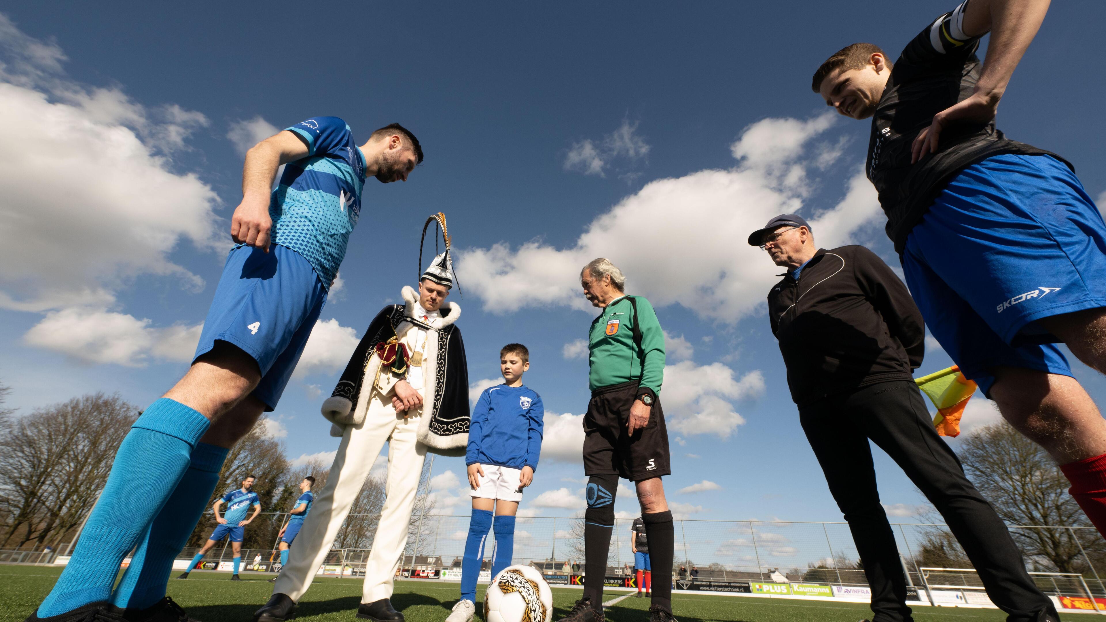 Prins carnaval dwingt koning voetbal tot het doen van concessies, ‘Daar hebben we nu eenmaal mee te 