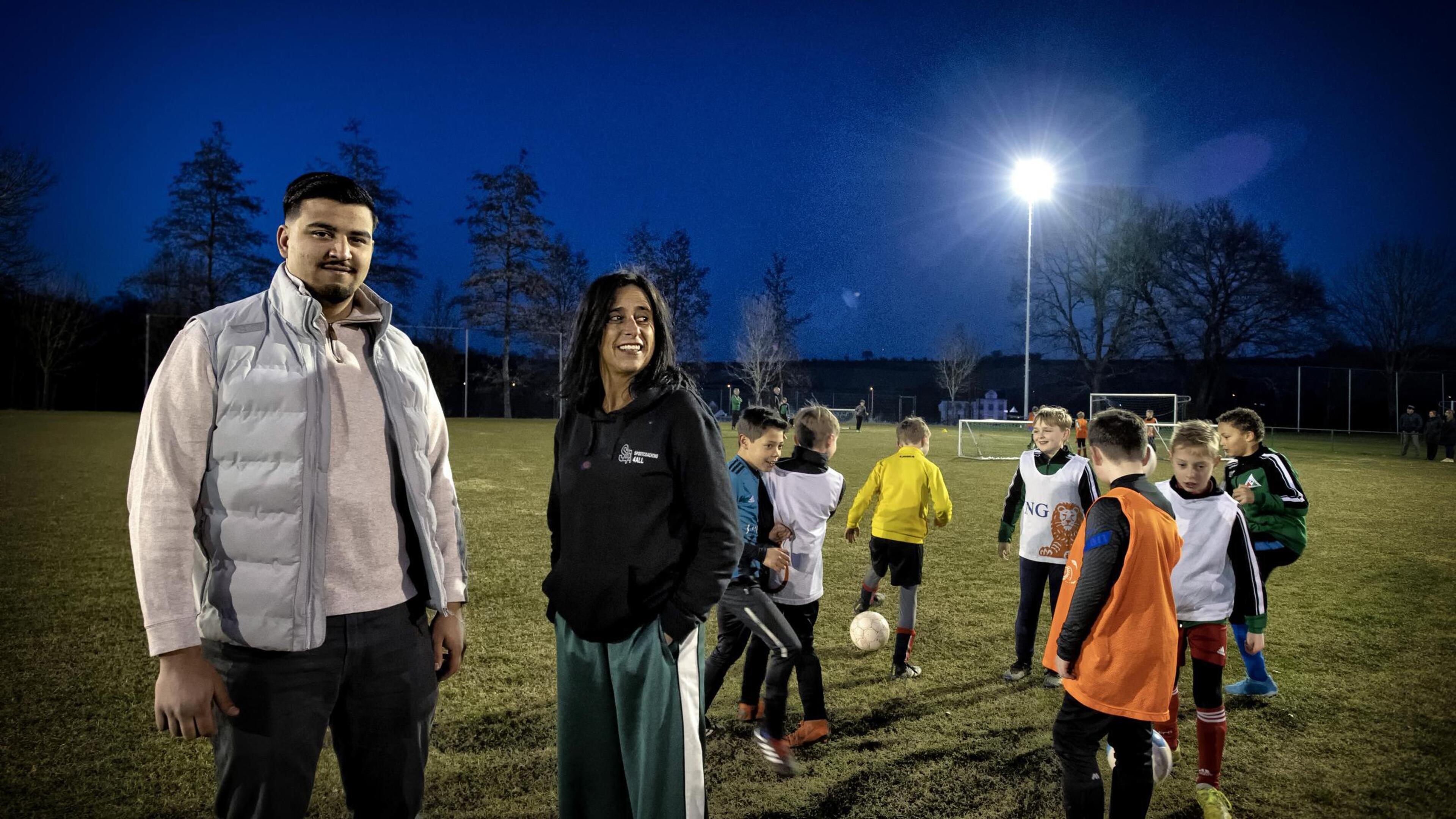 Voetbalclub Rood Groen in Lemiers wil ook buitenlandse ouders langs de lijn: ‘Sporten is voor hen ve