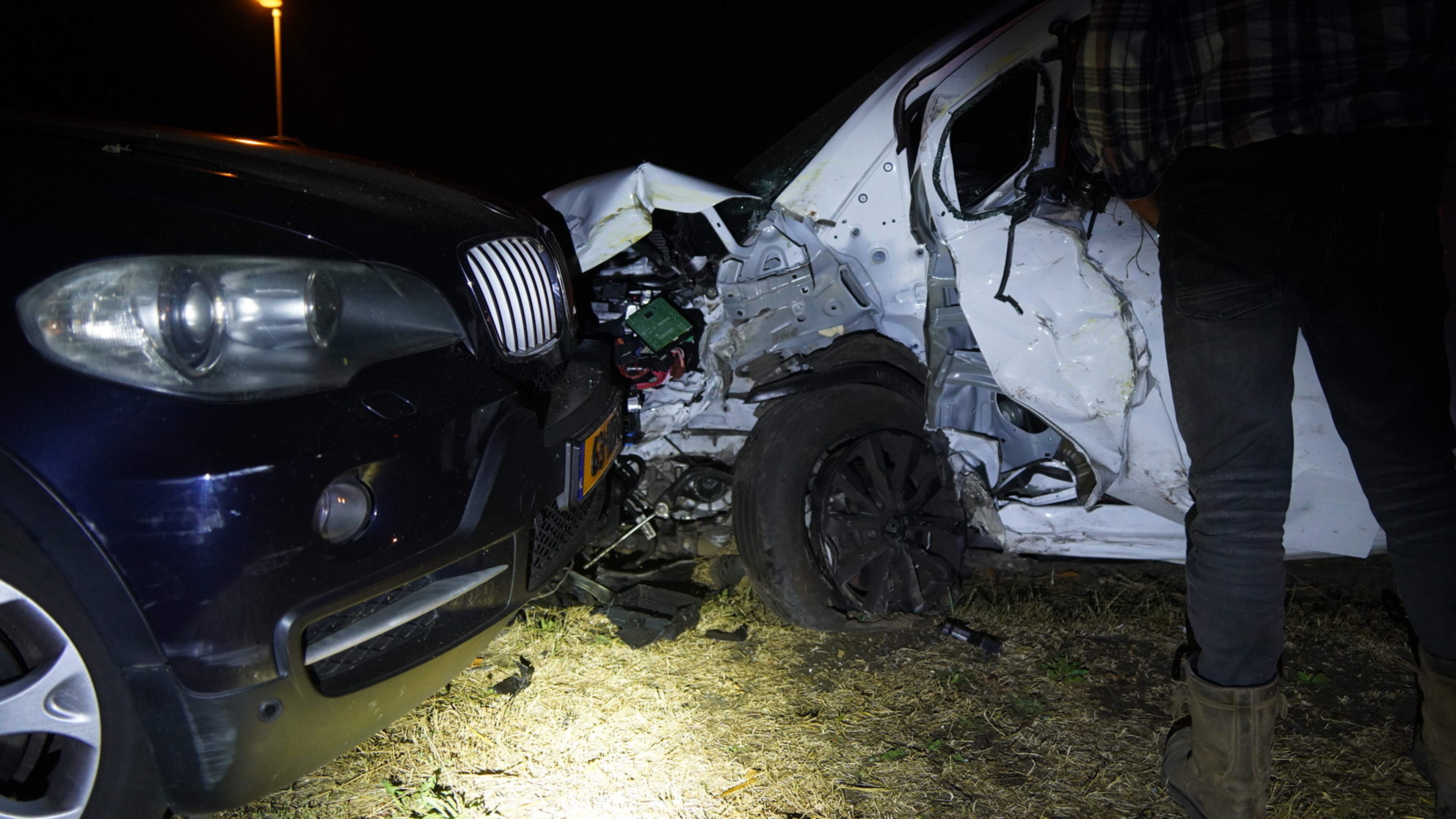 Bestelauto raakt van de weg en botst op geparkeerde auto in America