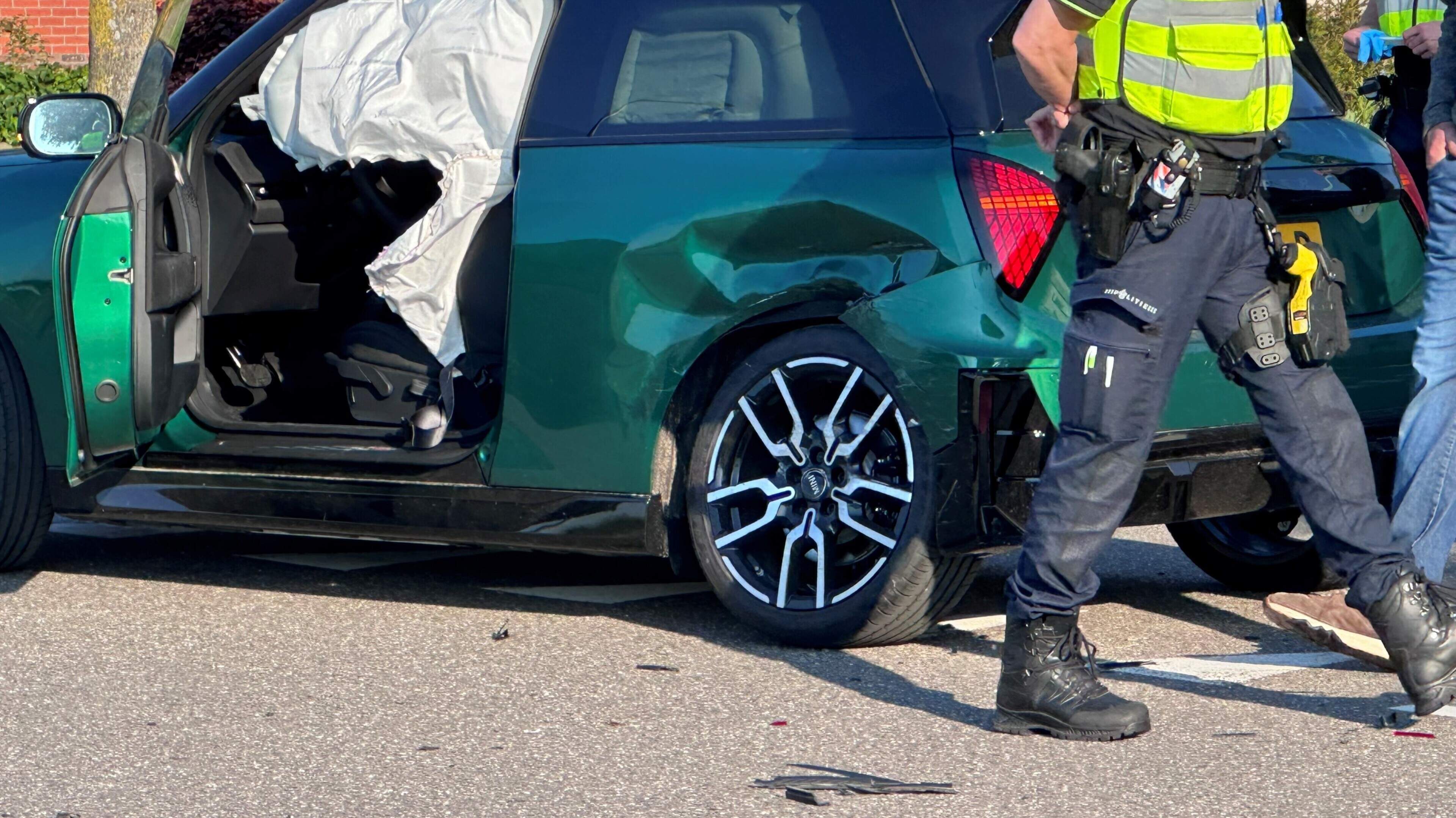 Flinke blikschade bij botsing tussen twee auto’s in Wijnandsrade.