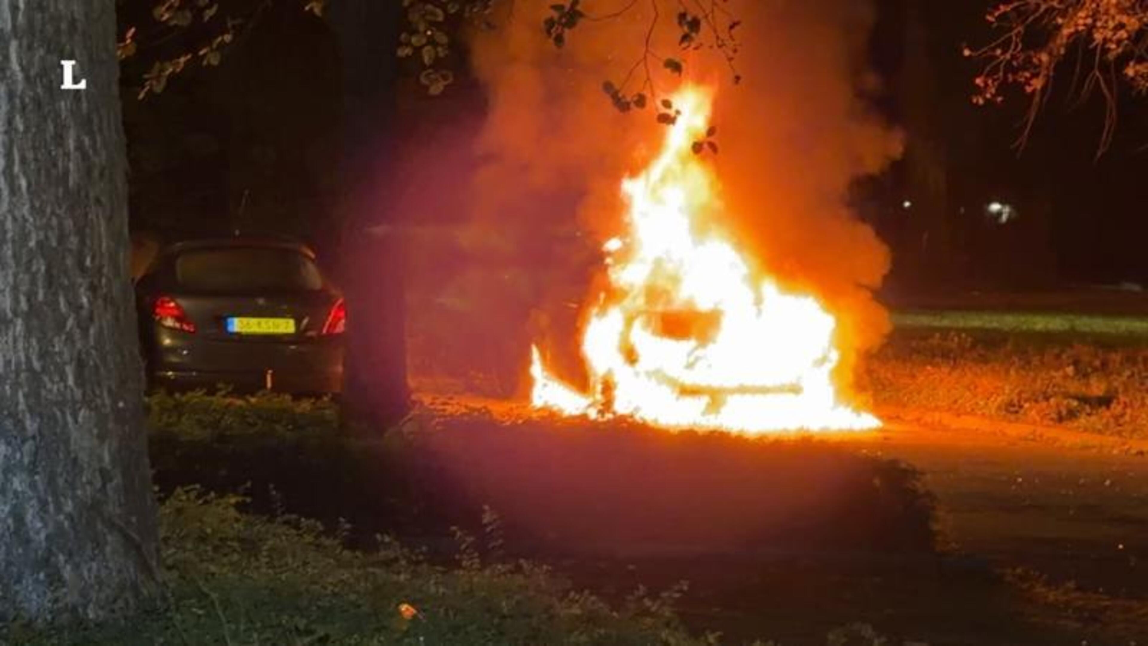 Geparkeerde auto volledig uitgebrand in Maastricht