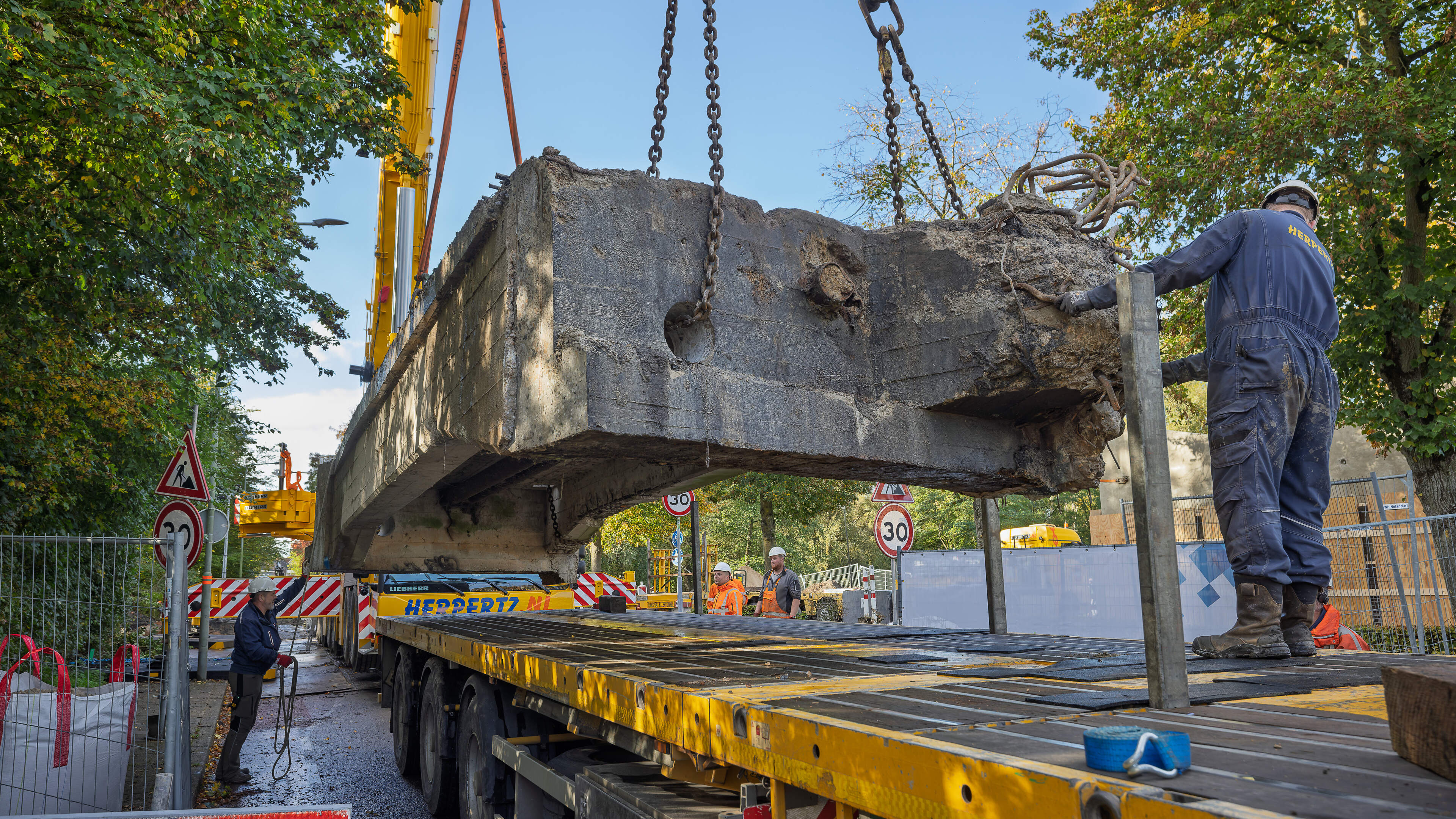 Brug over Geleenbeek bij Schinnen gaat na dik tachtig jaar tegen de vlakte: ‘De Oude Dame’ geeft zich niet zomaar gewonnen