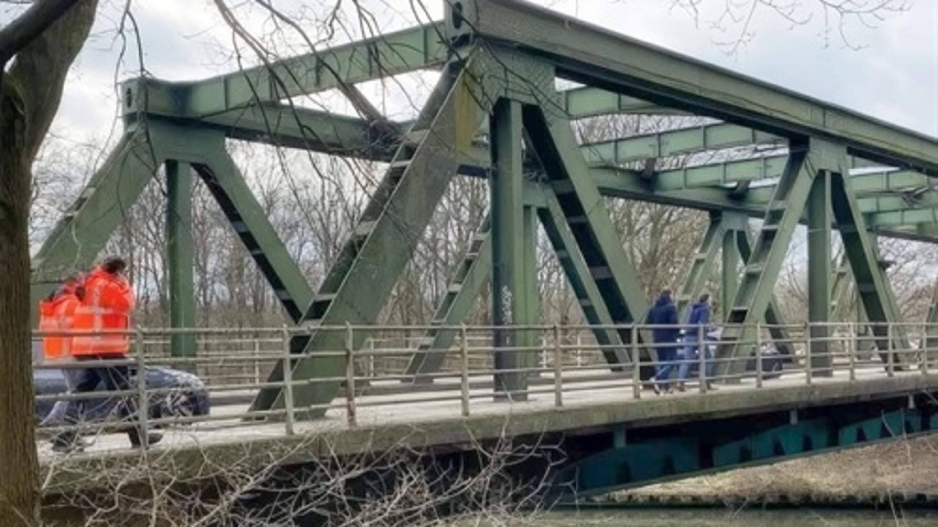 Hoogteportalen moeten zwaar verkeer voorkomen op bruggen bij Roosteren en Kelper