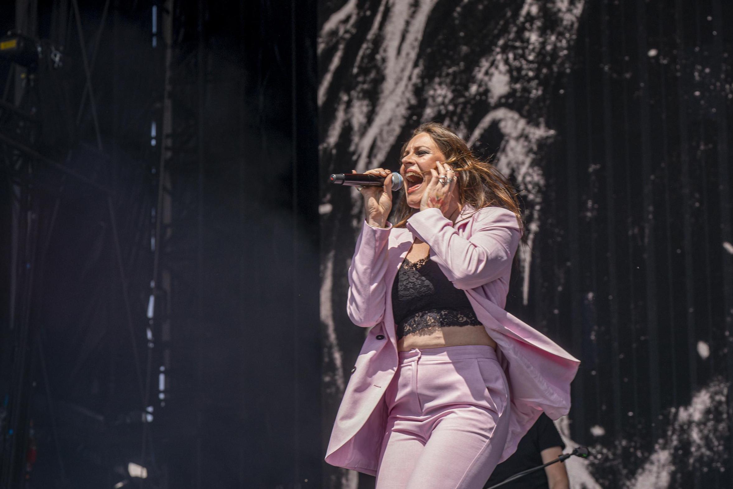 Na tegenslagen nu goed nieuws voor Floor Jansen, zangeres laat weten dat tweede kind op komst is