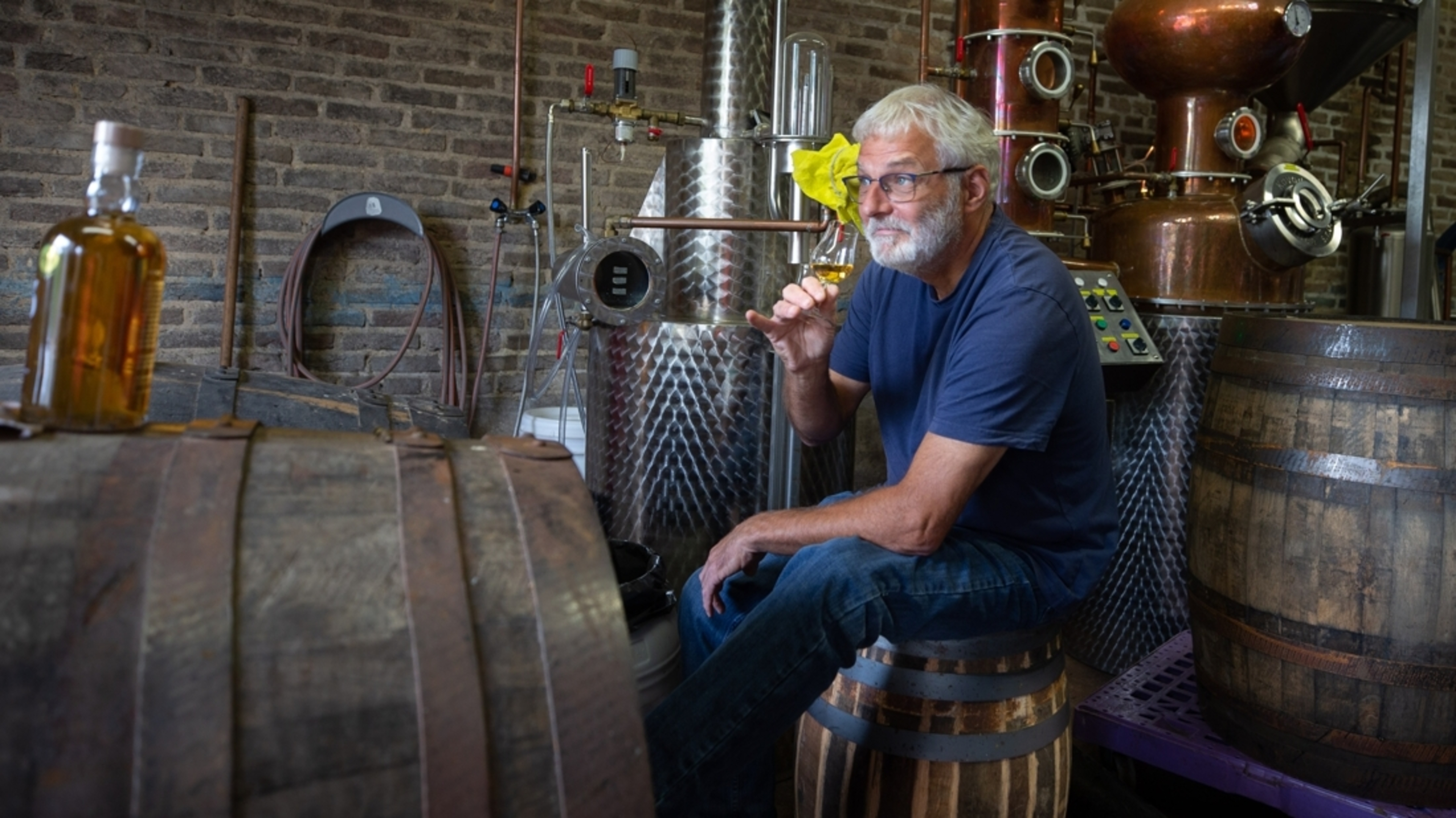 Gouden medaille voor jenever die wordt gemaakt in tot distilleerderij omgebouwde oude koeienstal in 
