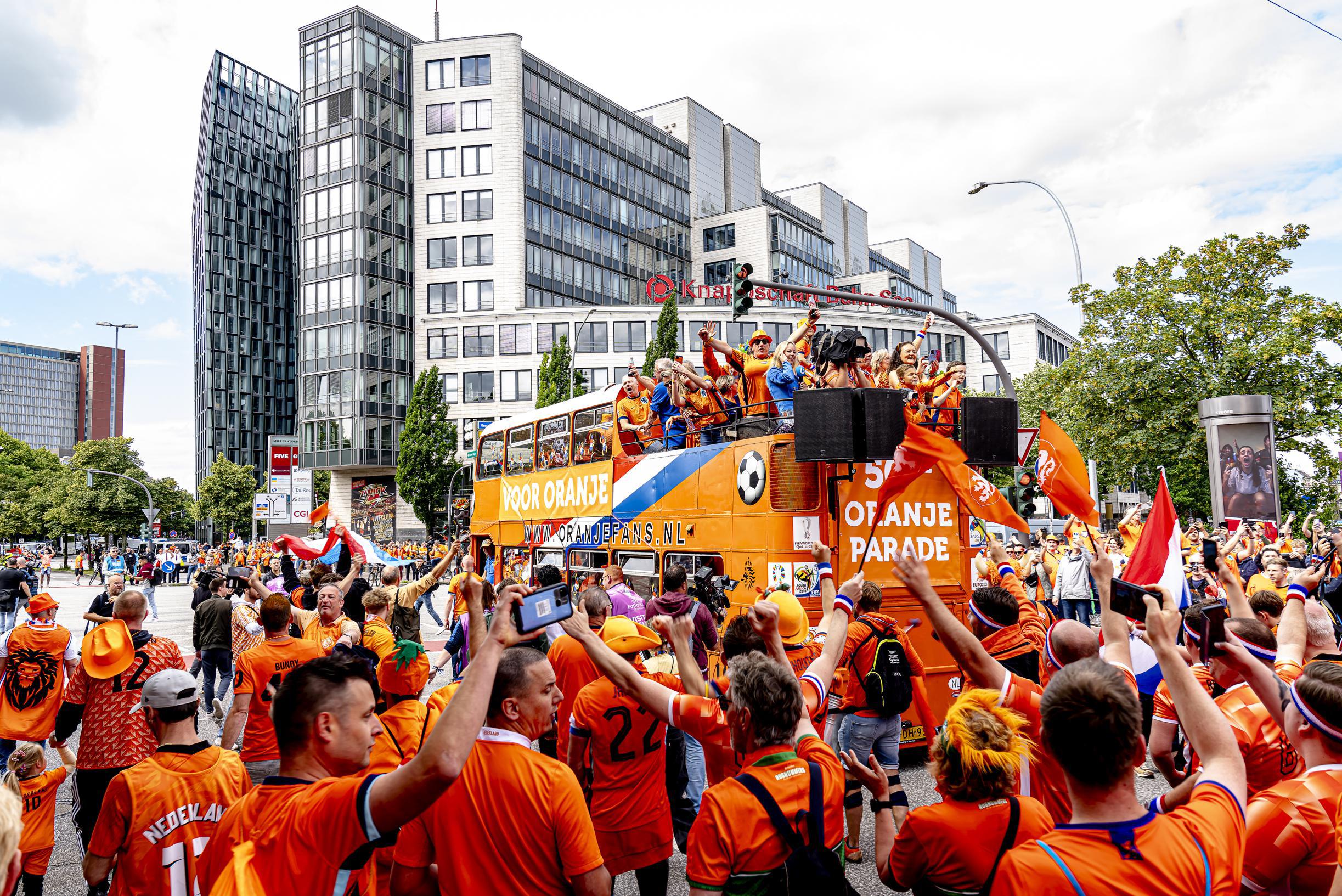Rob en Stephanie uit Cadier en Keer rijden met de Oranjebus kriskras door Duitsland het Nederlands e