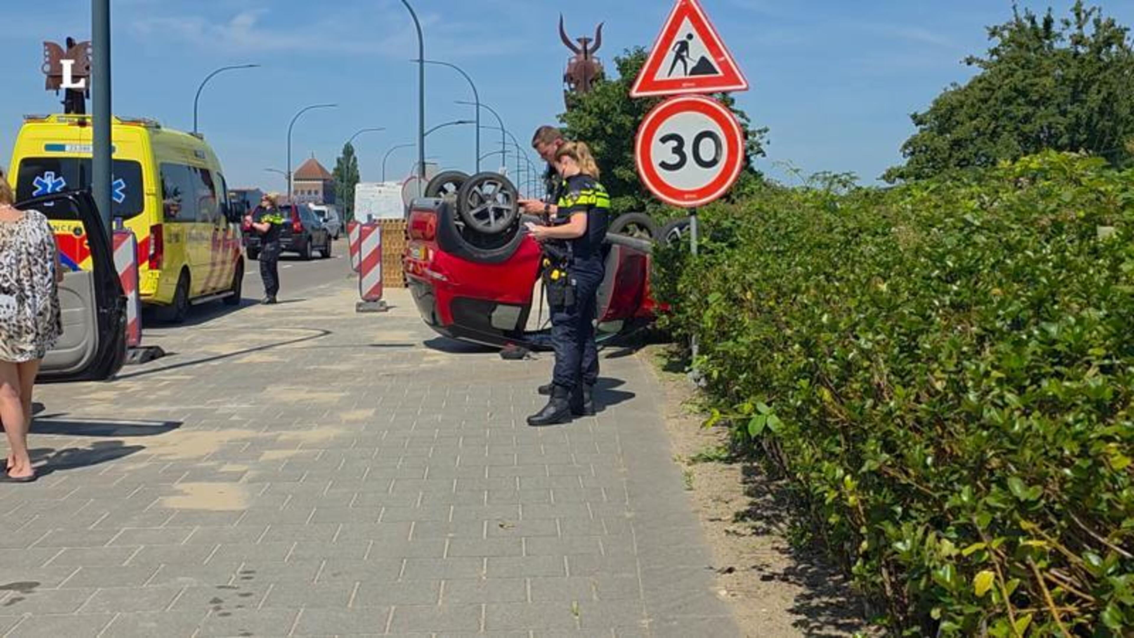 Brommobiel ondersteboven door ongeluk in Venlo