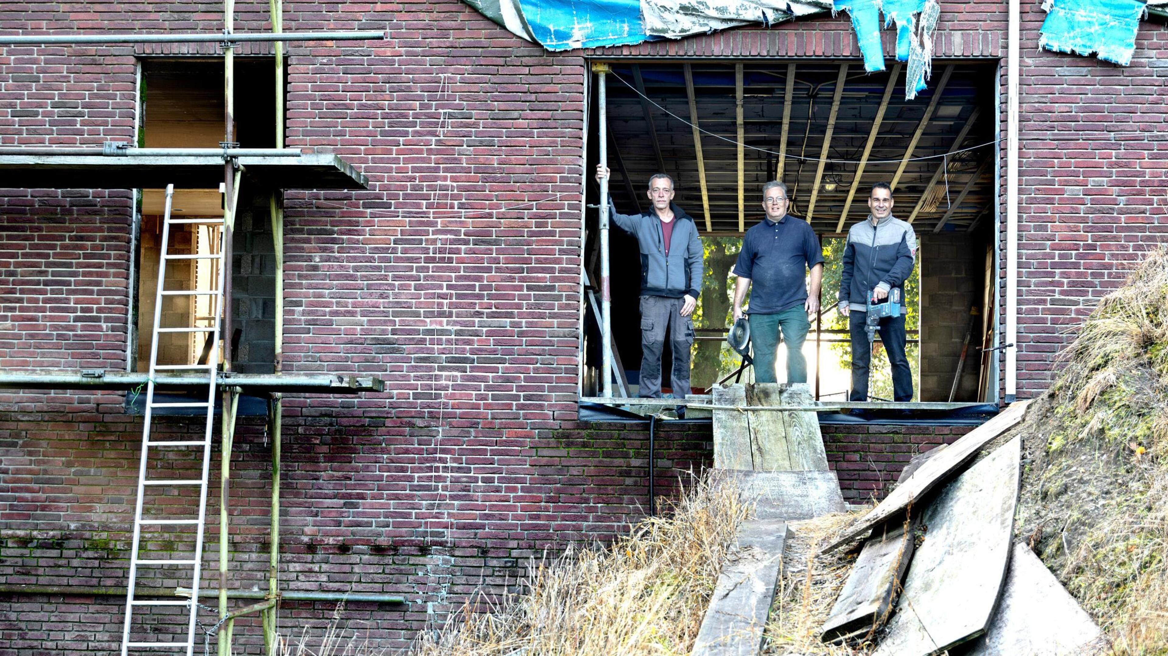 Vrienden Bas, Robert en Rob bouwen al tien jaar aan hun droomhuizen in Broekhuizenvorst: ‘Voor we ze