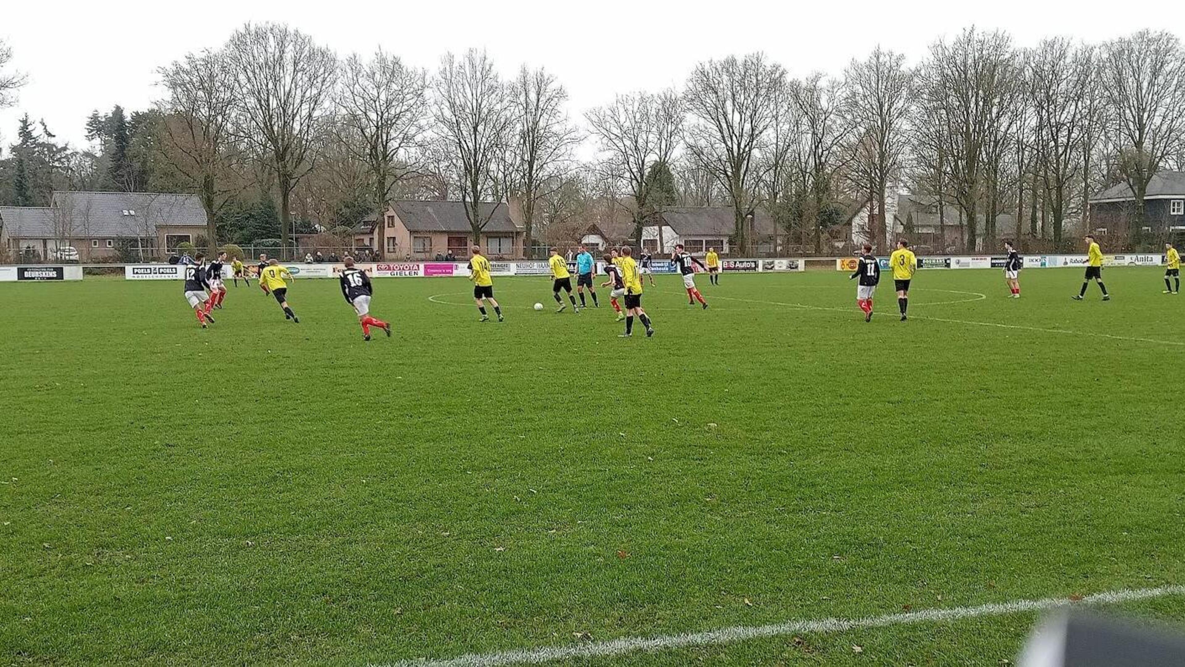 Haelen klimt door riante zege op SVH’39 naar de tweede plaats, maar treurt om zwaar geblesseerde Kev