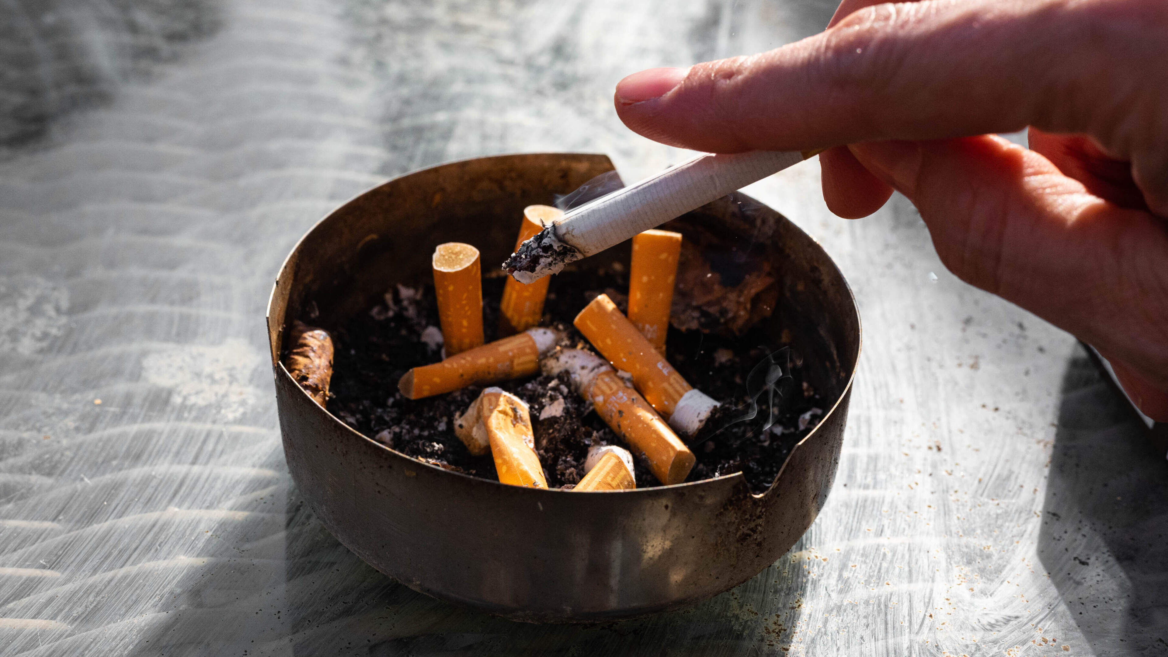 Een kilometer lopen voor een pakje peuken? 23.000 mensen zijn al van het roken af dankzij het verkoo