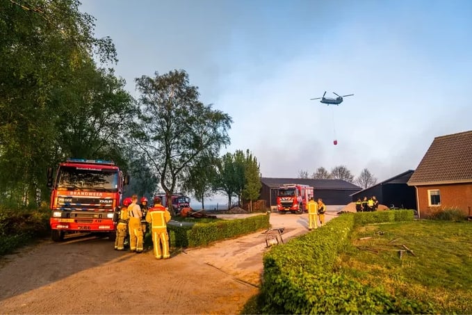 Brand in De Peel breidt uit, woningen ontruimd, snelweg A67 tijdelijk dicht