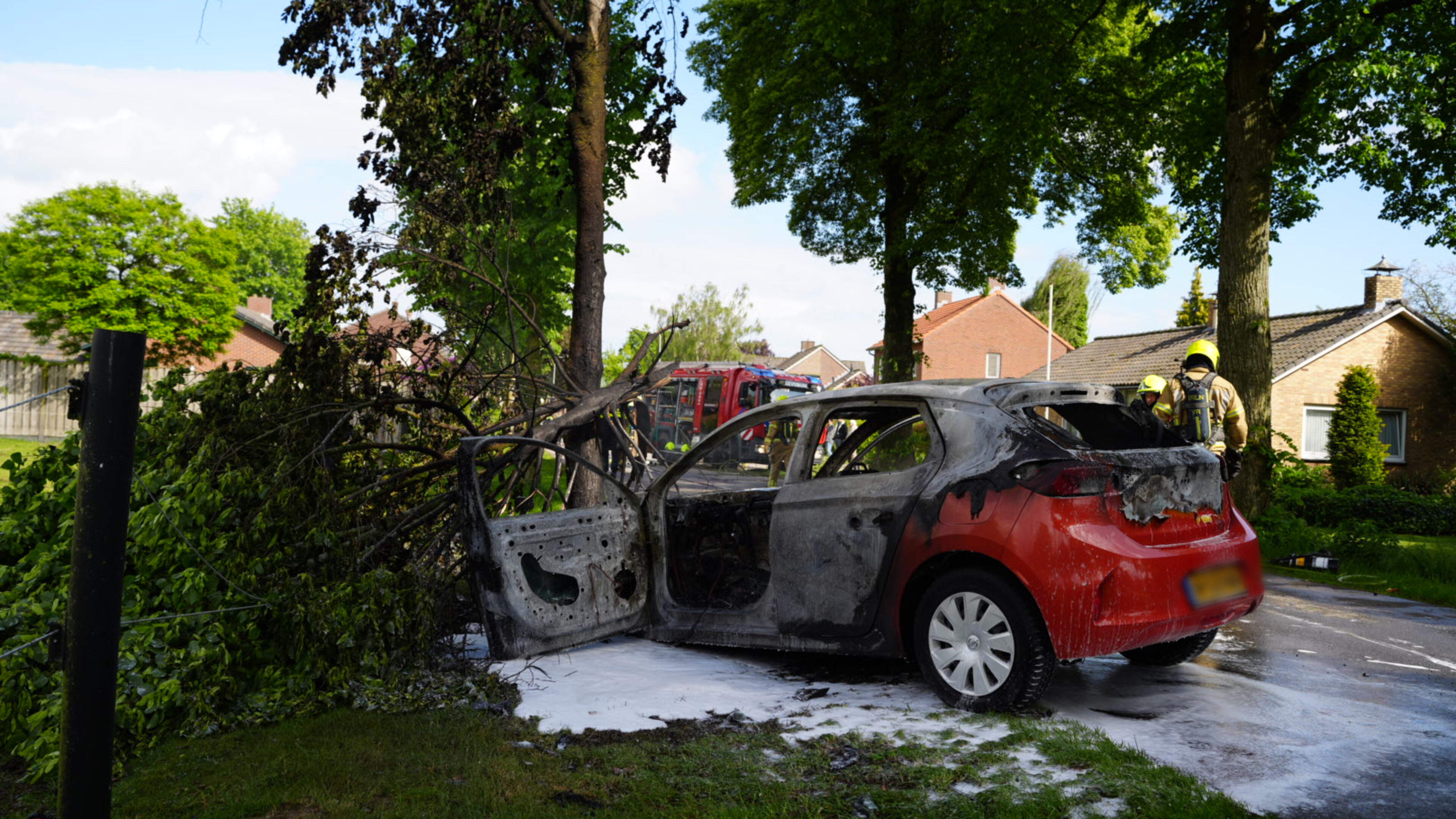 Auto brandt grotendeels uit na botsing tegen boom in Kronenberg, één gewonde.