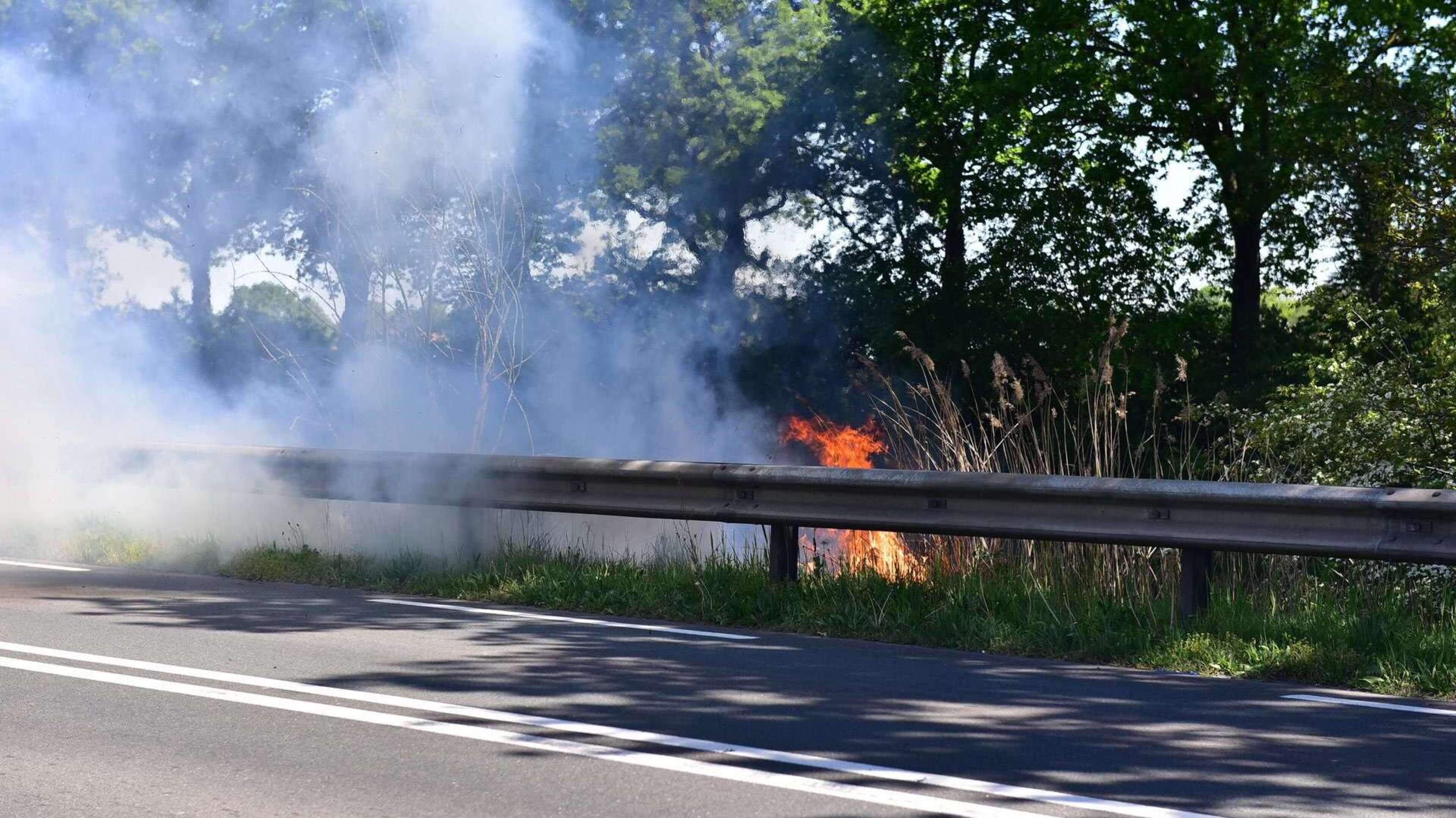 Bermbrand slaat over op akker in Nederweert, weg afgesloten
