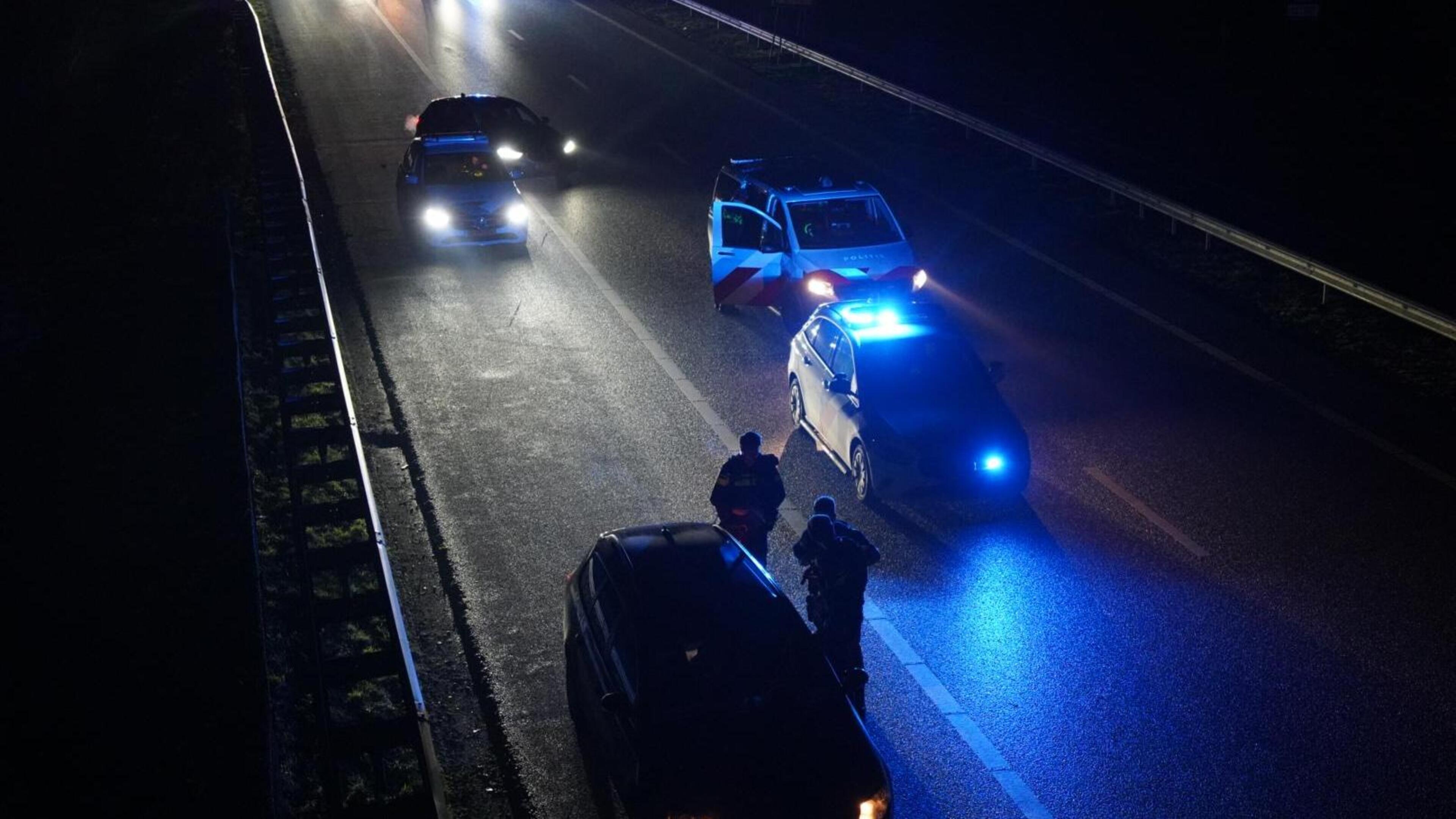 Arrestatieteam houdt Duitse bestuurder aan op A73 bij Grubbenvorst en treft drugs en vuurwapens aan