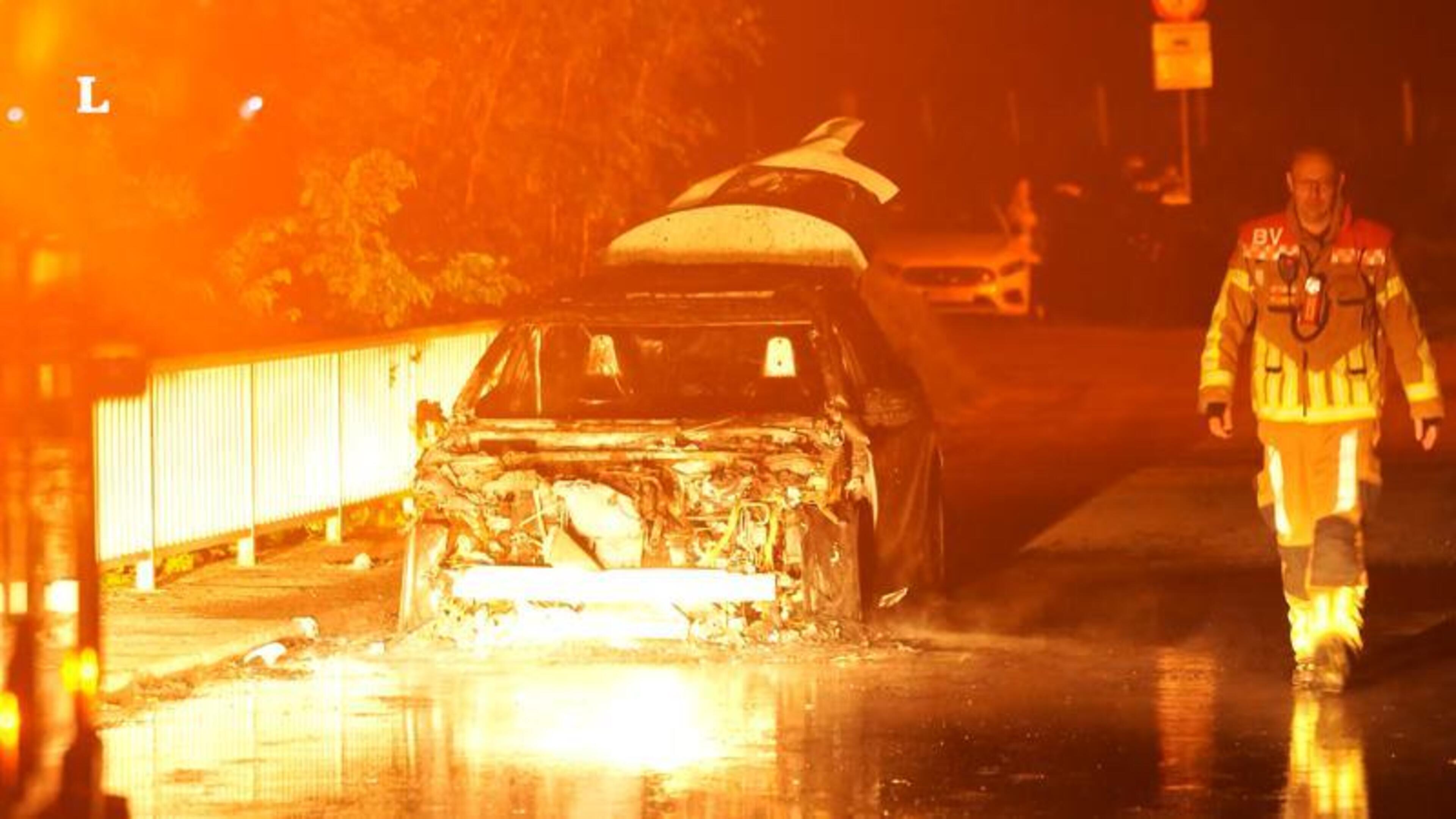 Auto in vuur en vlam op brug in Meerssen