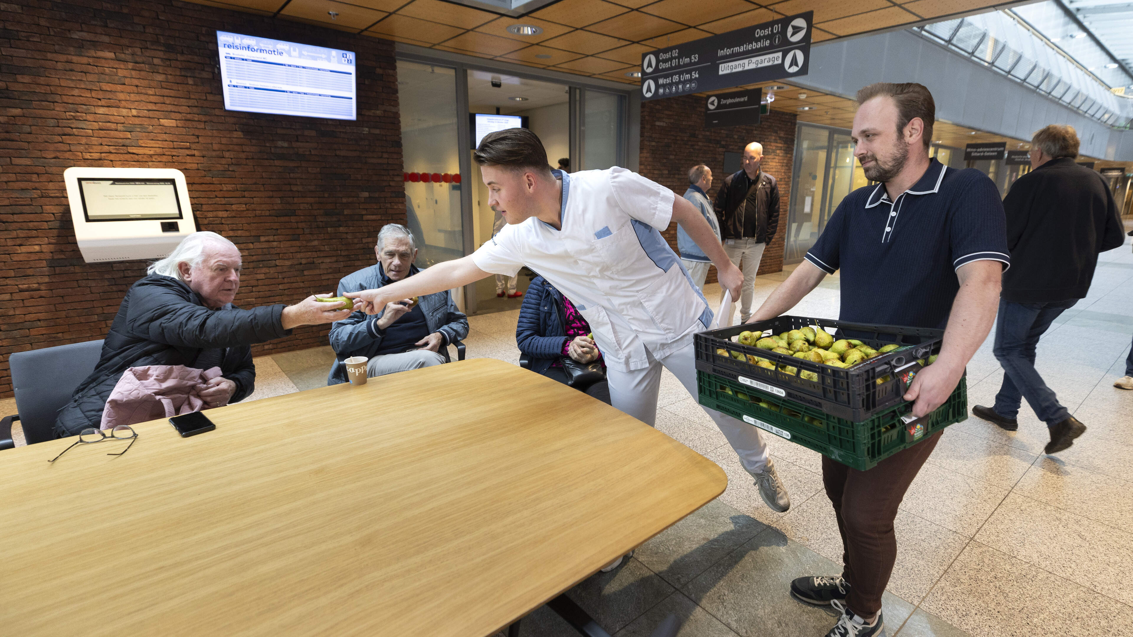 Fruitteler deelt gratis peren uit bij Zuyderland Geleen: ‘Mensen liggen niet wakker van dunnere pere