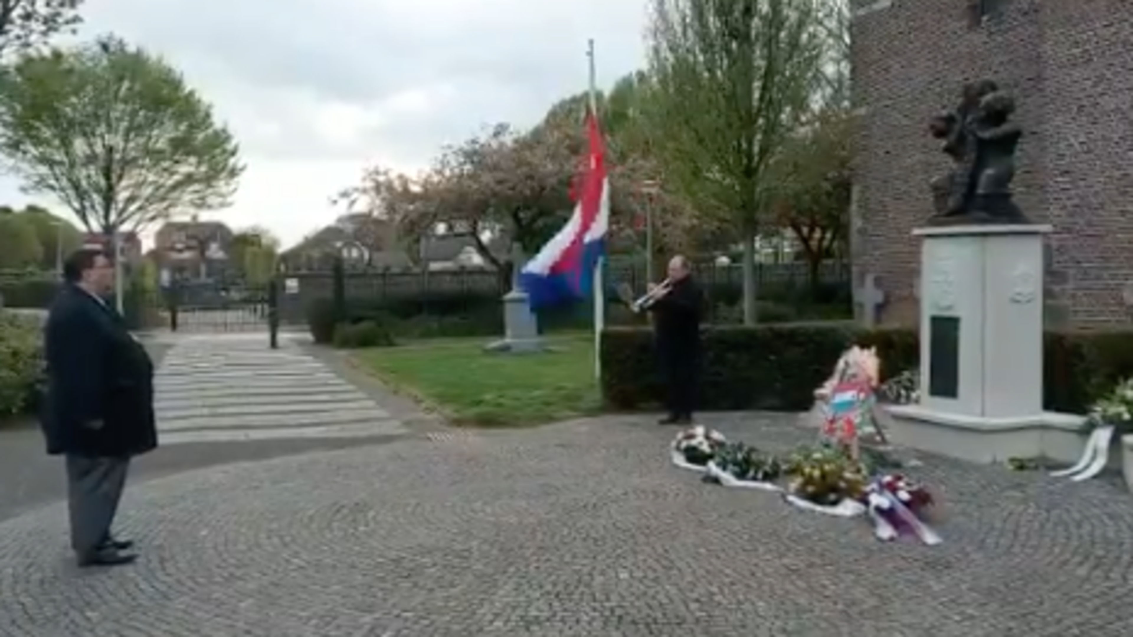 Burgemeester Landgraaf herdenkt oorlogsslachtoffers bij monument in Schaesberg