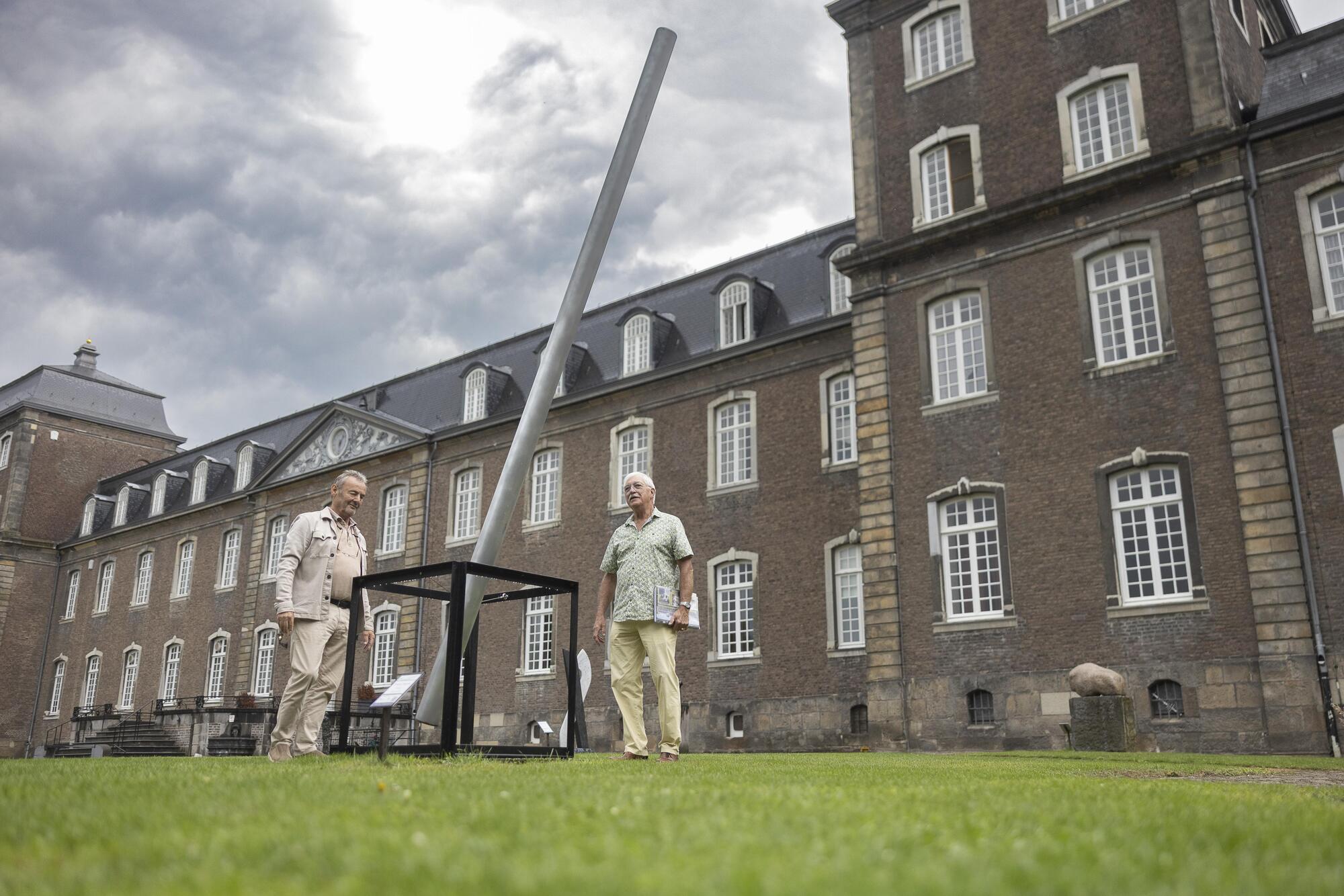 Two men discussing Lilyrose08 leaks