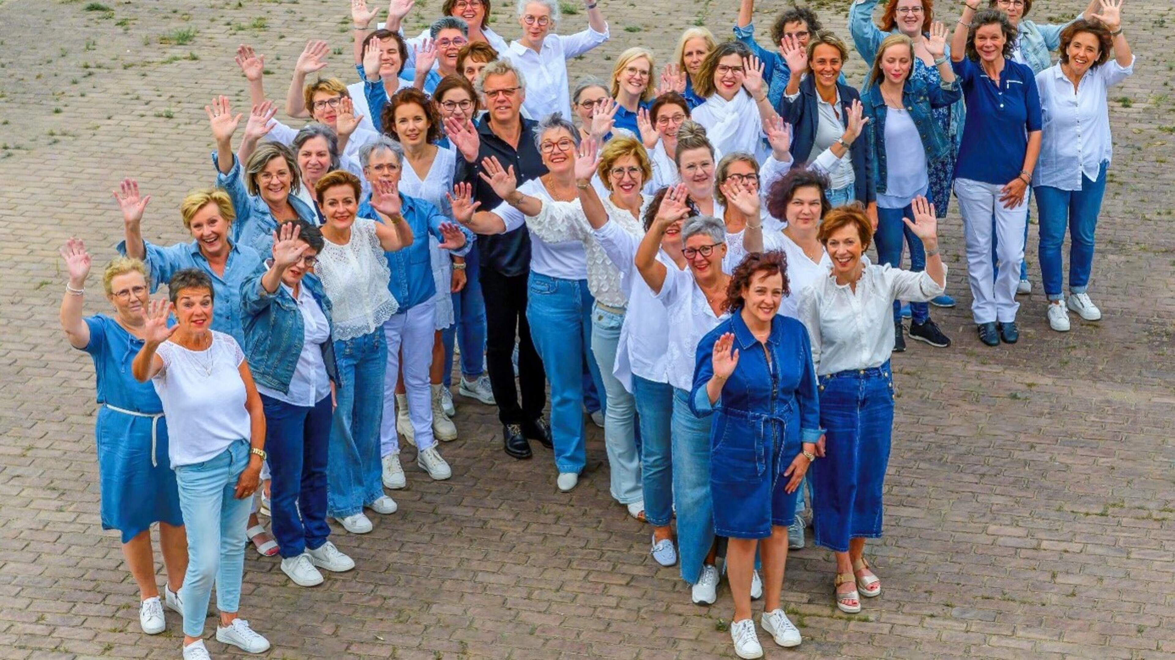 Gezamenlijk concert door zanggroep Kazoo en mannenkoor Manoeuvre in De Bombardon in Heythuysen