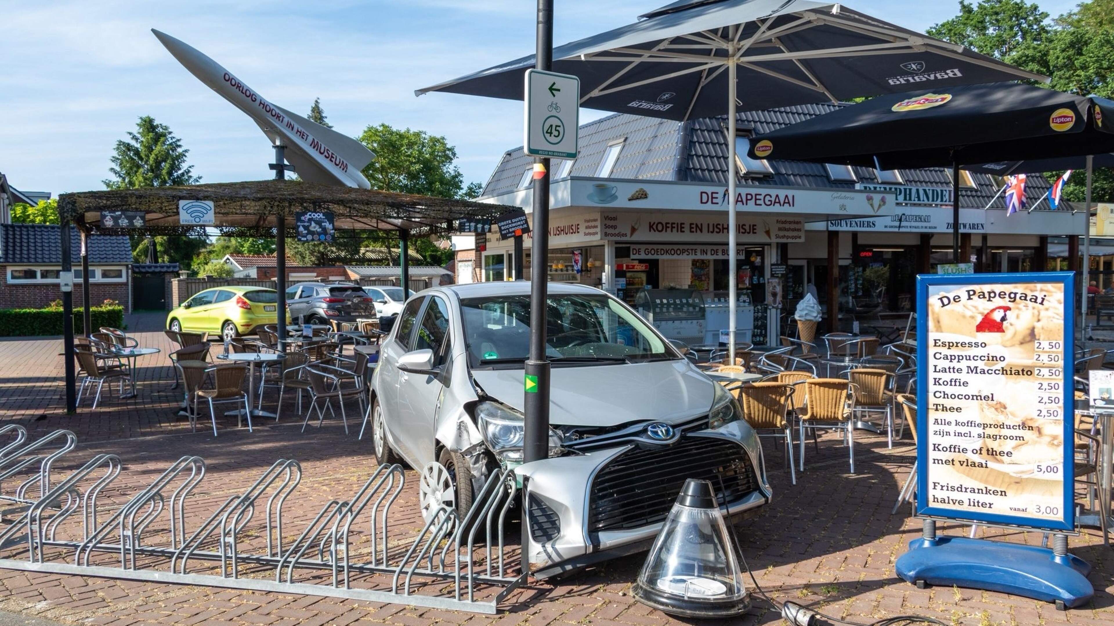 Automobilist rijdt terras op bij Museumpark in Overloon