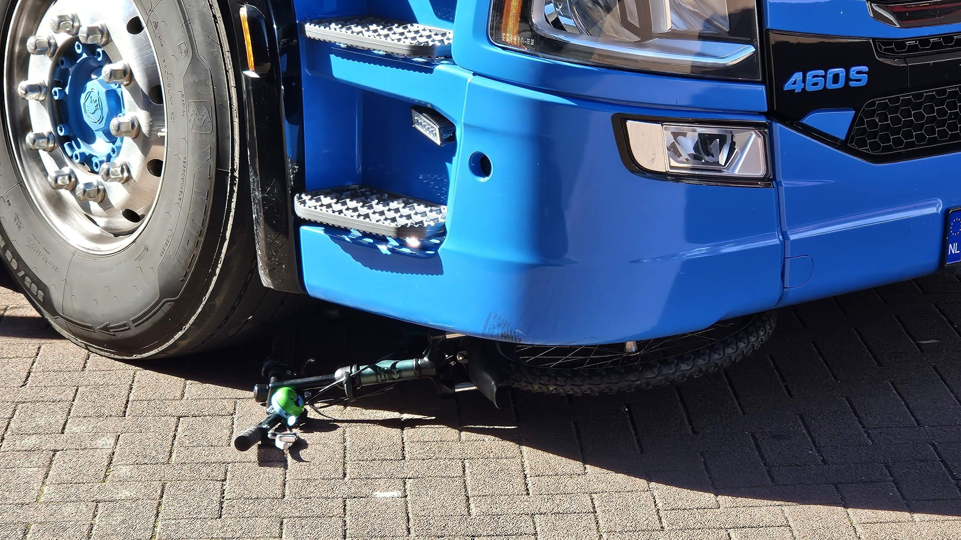 Fietsend kind in botsing met vrachtwagen in Roermond, gevolgen vallen mee