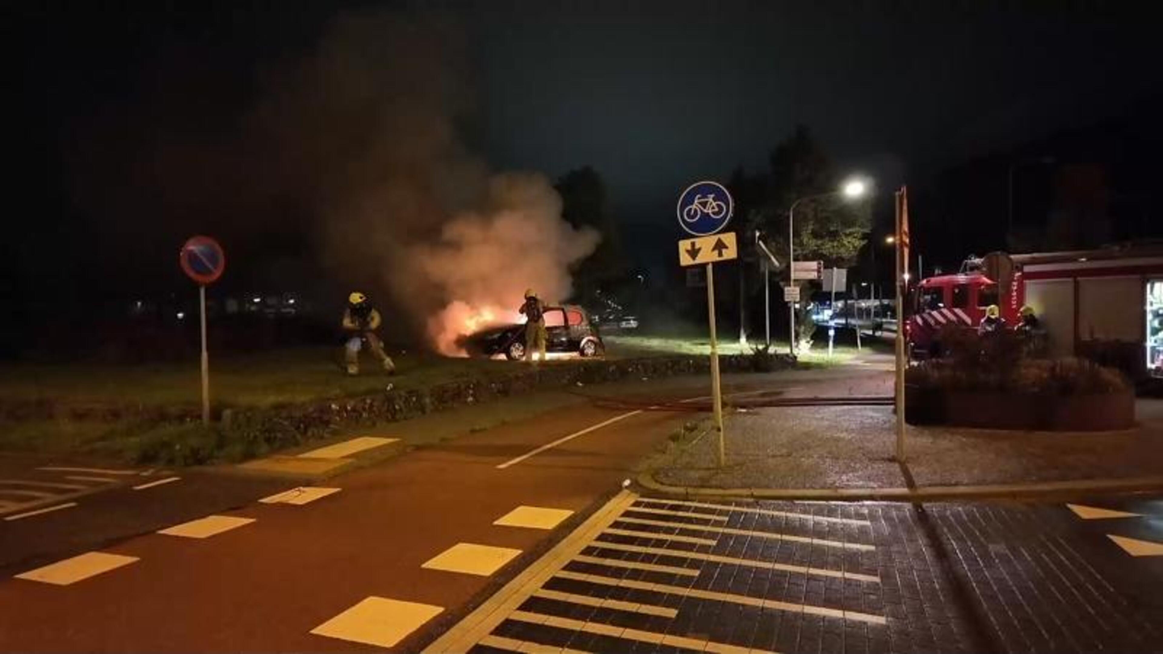 Auto in vlammen op gegaan in Roermond, mogelijk brandstichting