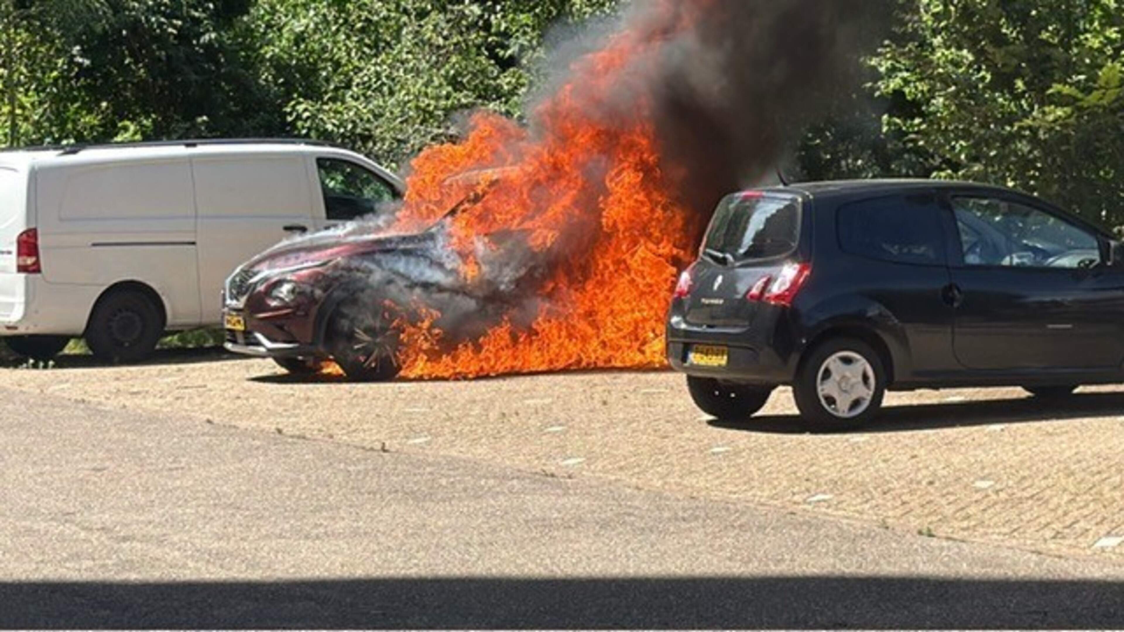 Auto in brand gevlogen in Maastricht