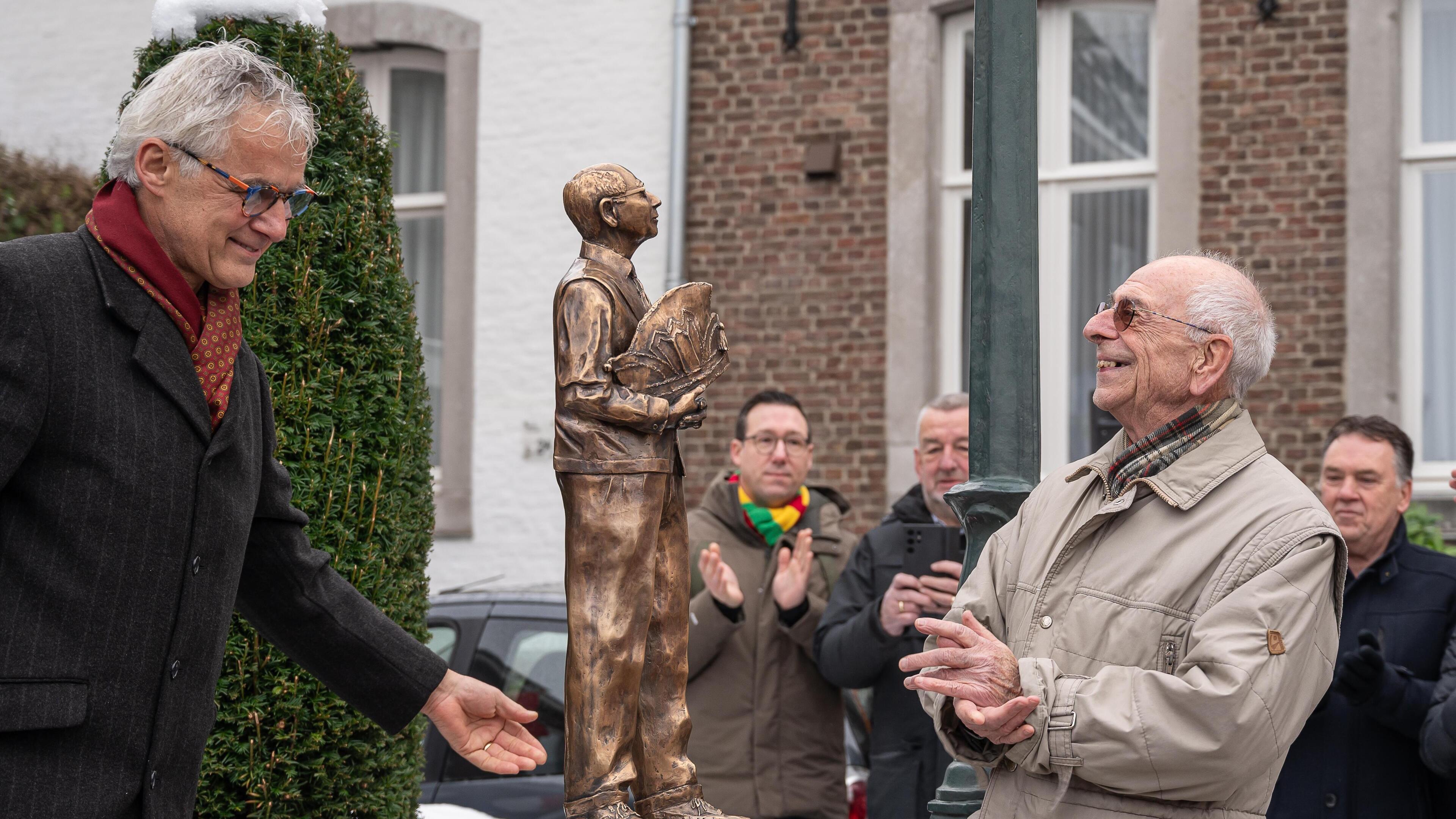 Tweede standbeeld voor oprichter jeugdcarnaval Schinnen; ‘Ik werk liever stilletjes, tussen de mense