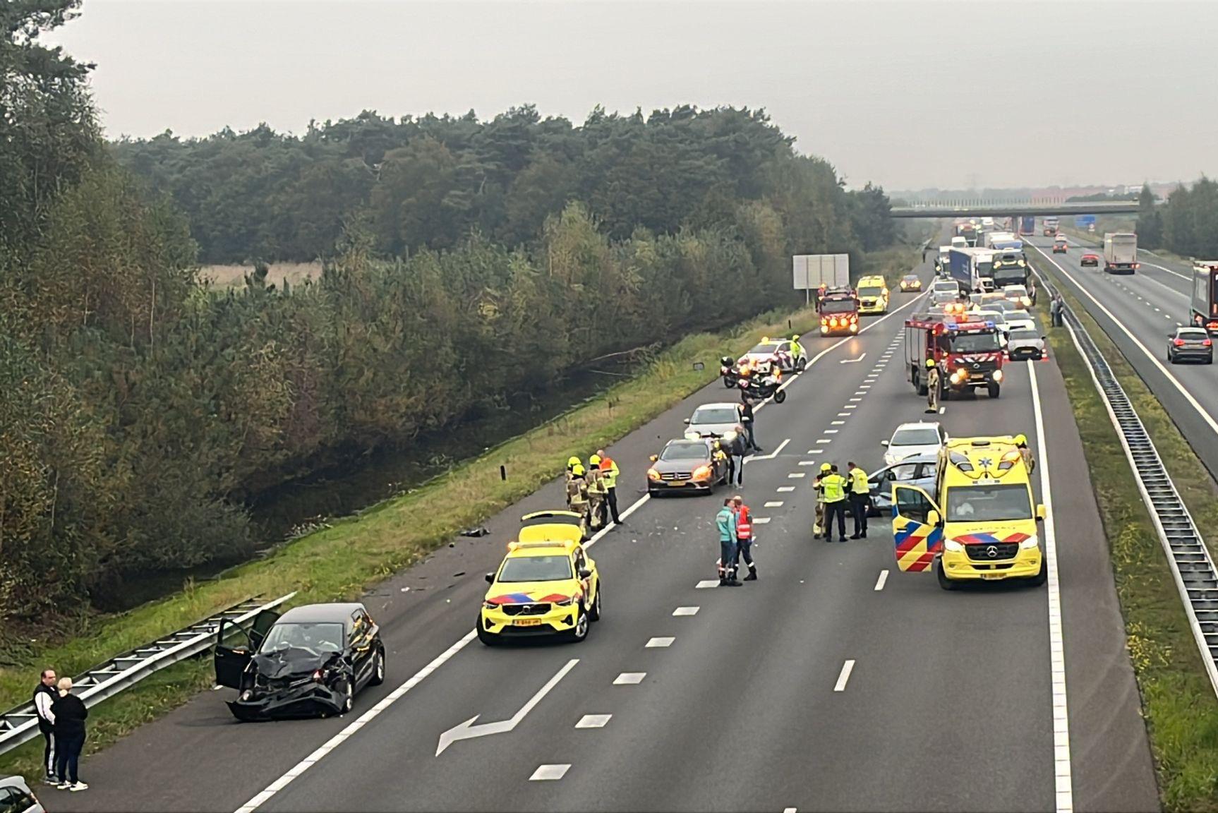 Ongeval tussen meerdere voertuigen op A73 bij knooppunt Zaarderheiken: twee gewonden
