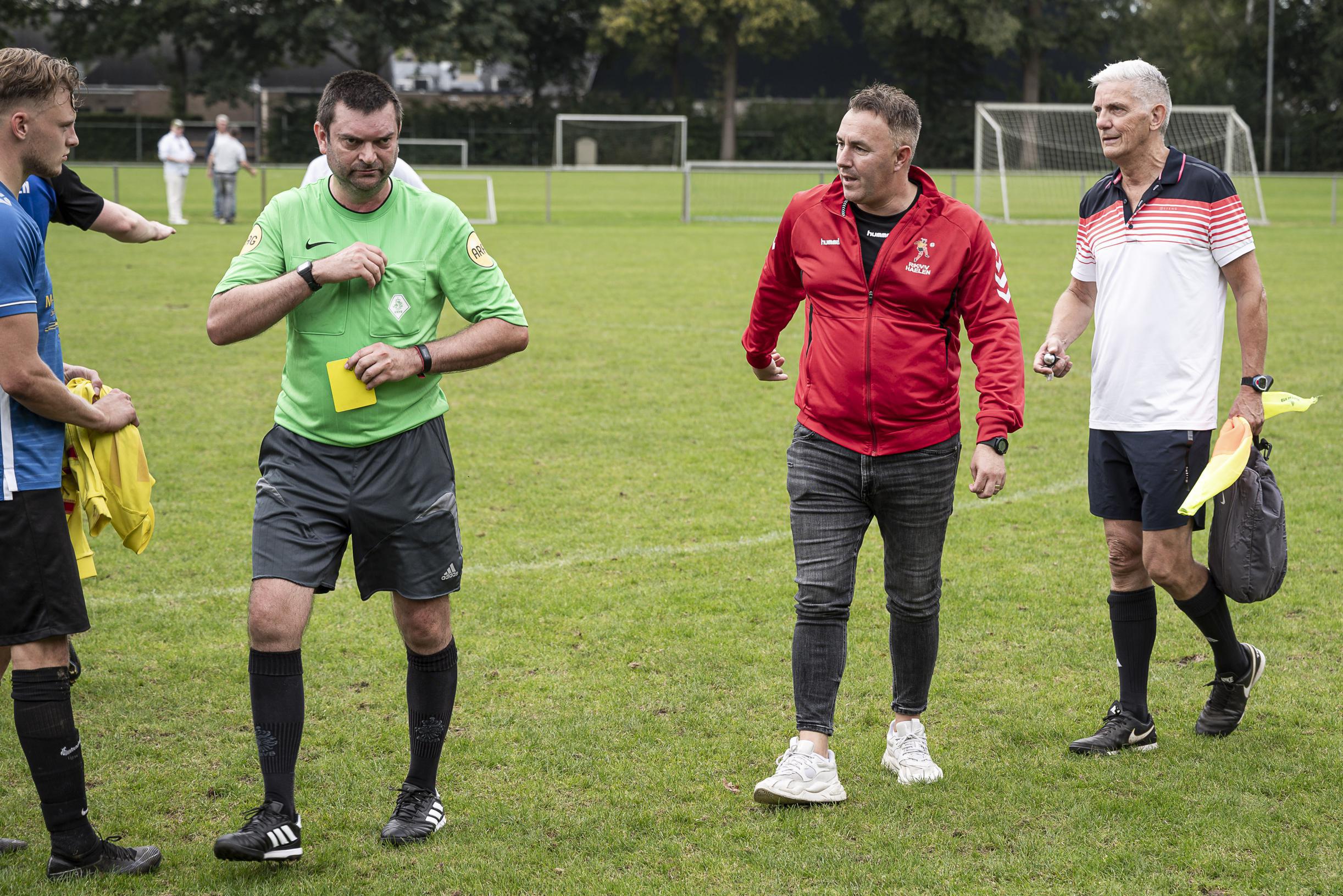 Fermont verus Fermont, Haelen-trainer Dave en spits Jeremy van FC Roerdalen negentig minuten even ge