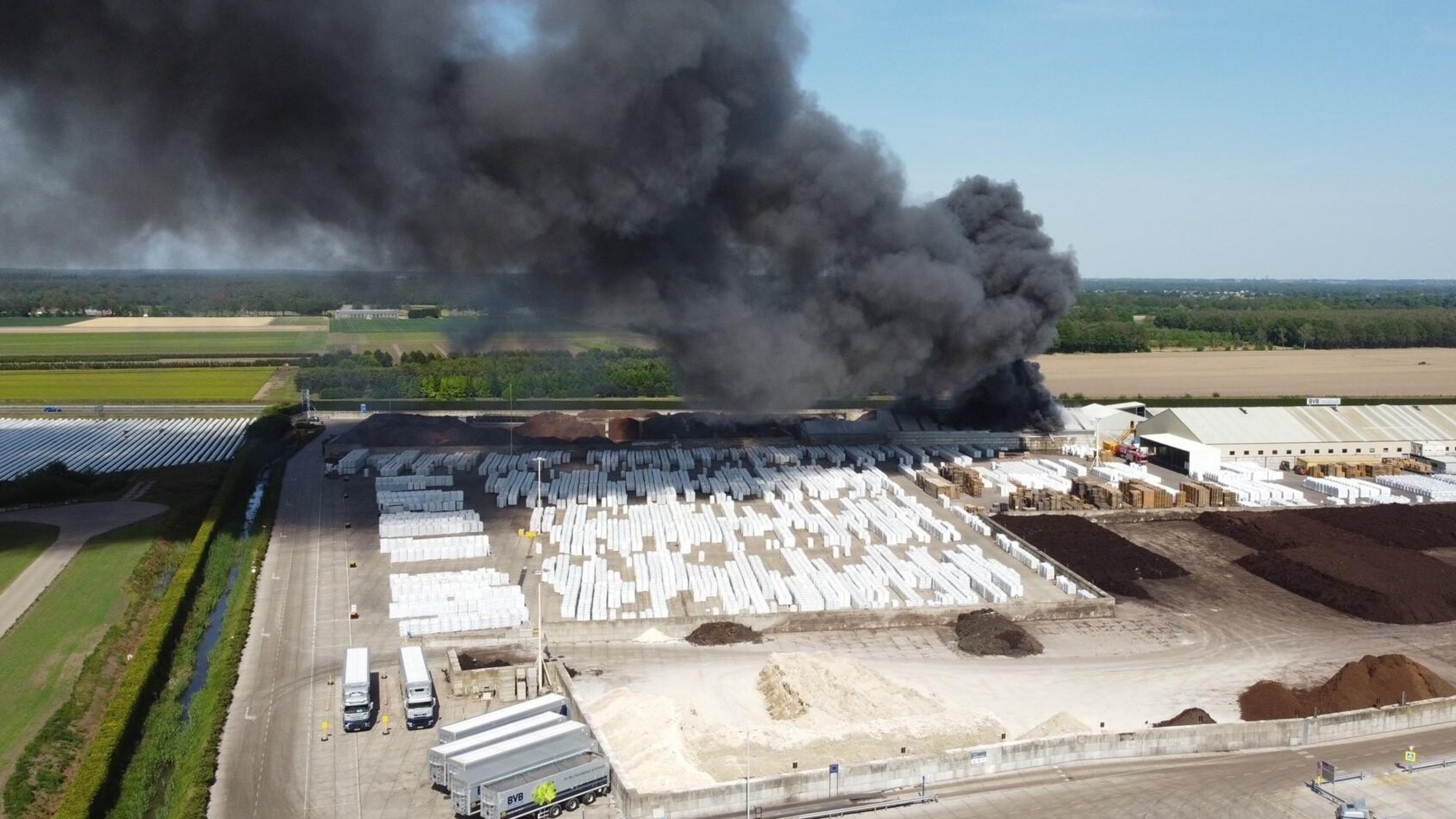 Video: Grote brand bij substraatbedrijf in Grubbenvorst