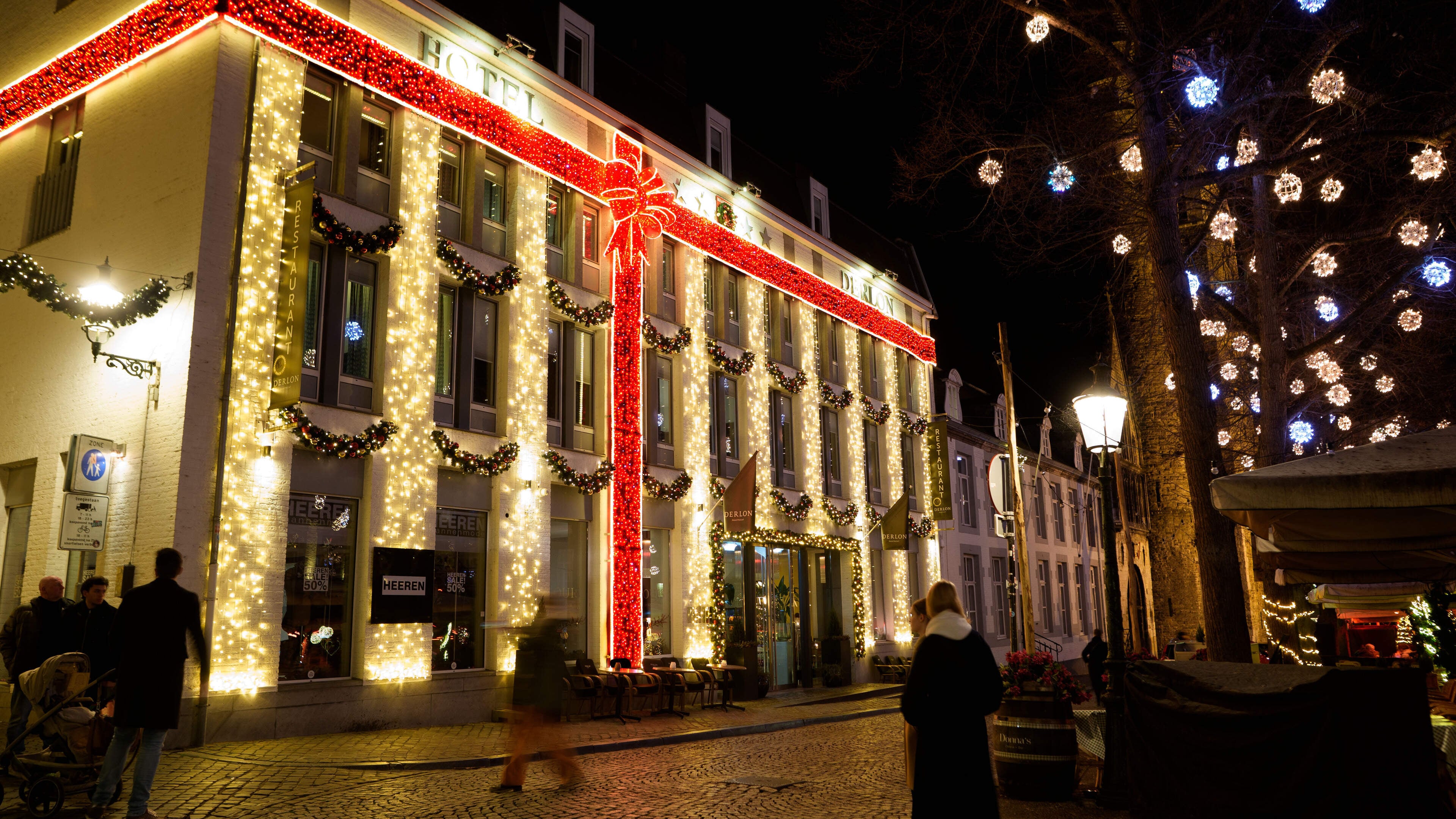 Pierre Rieu woedend, Maastricht keurt kerstverlichting hotel Derlon opnieuw af: ‘Ik verving duizende