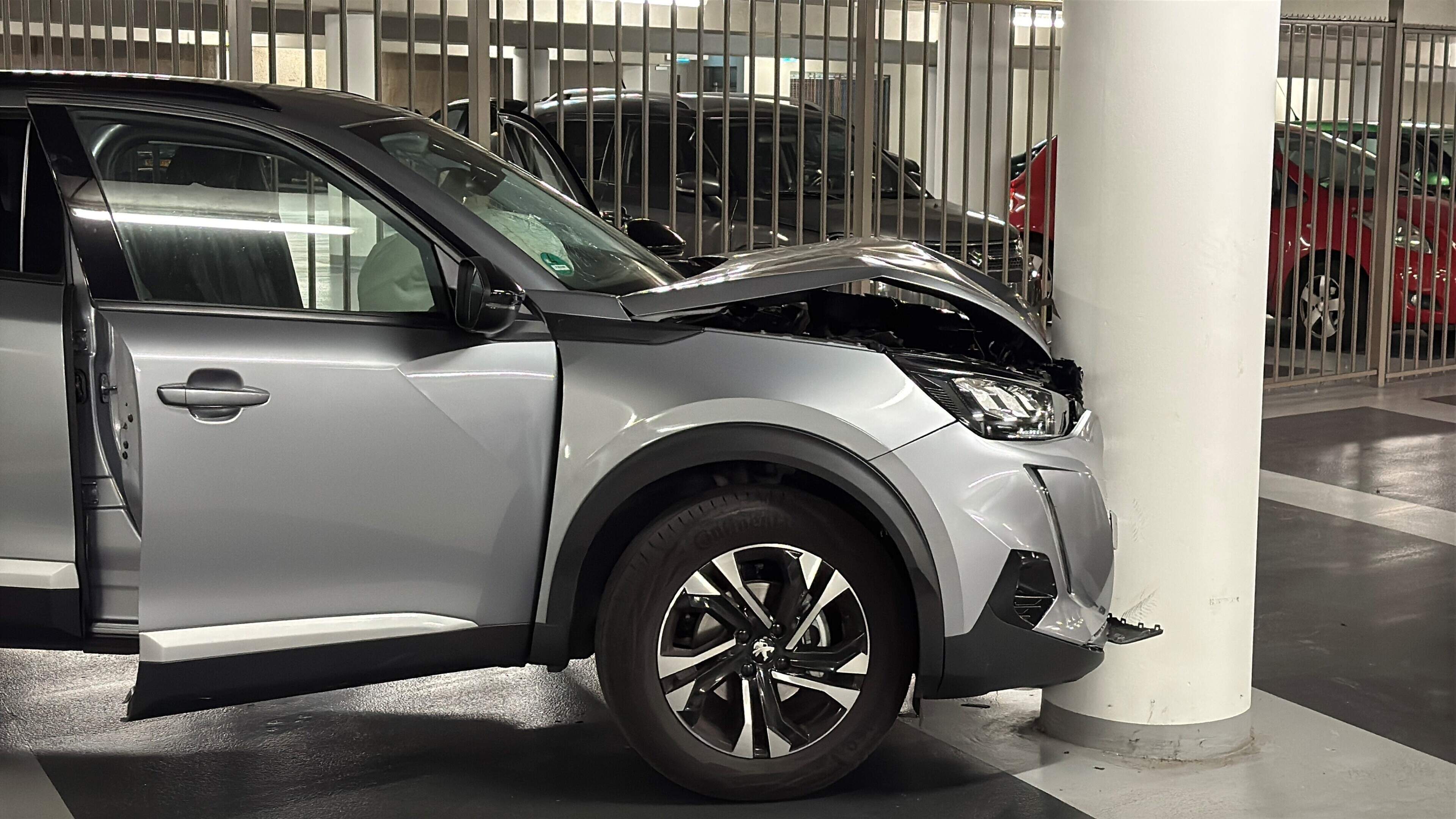 Automobiliste raakt gewond na botsing tegen pilaar in parkeergarage in Valkenburg