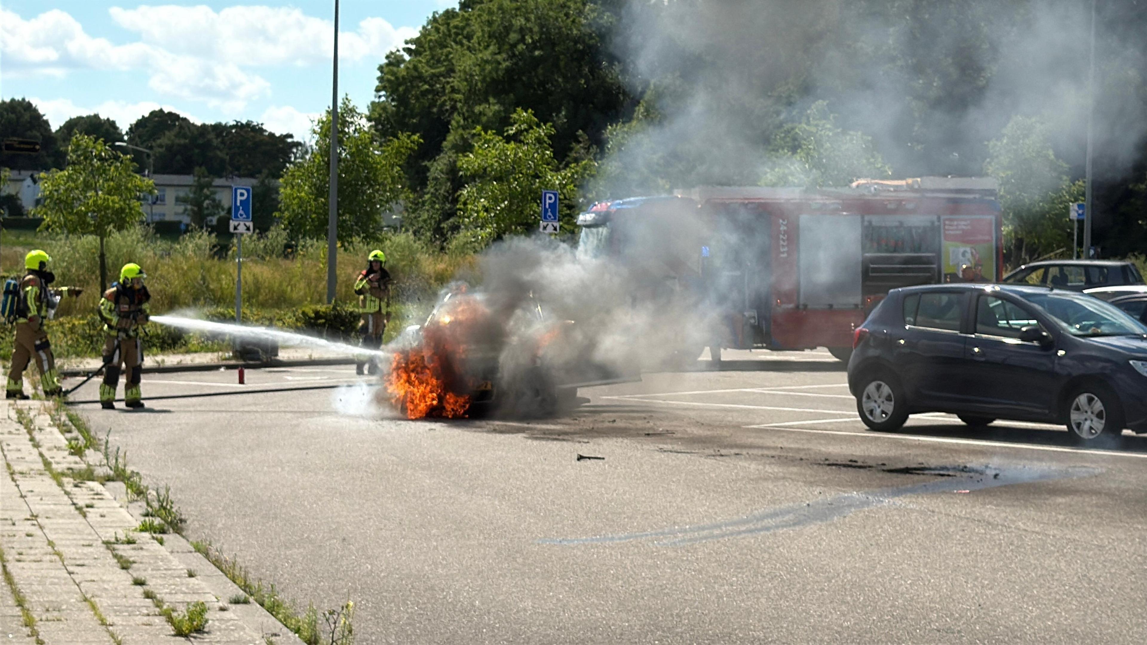 Auto vat al rijdend vlam in Maastricht