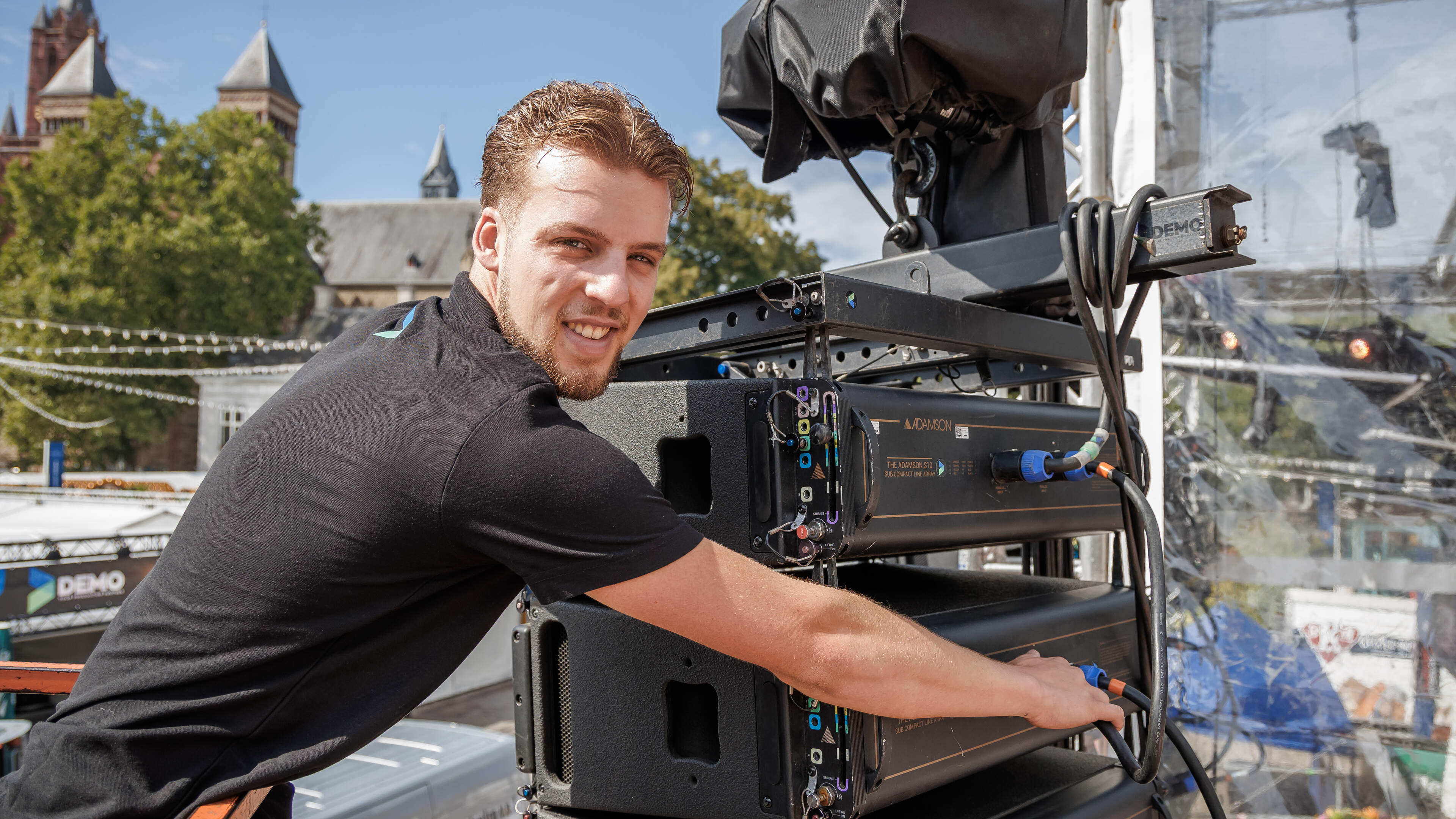 Max investeert nu in zwaar werk van opbouwen en afbreken podia, maar wil ooit met eigen lichtcreatie