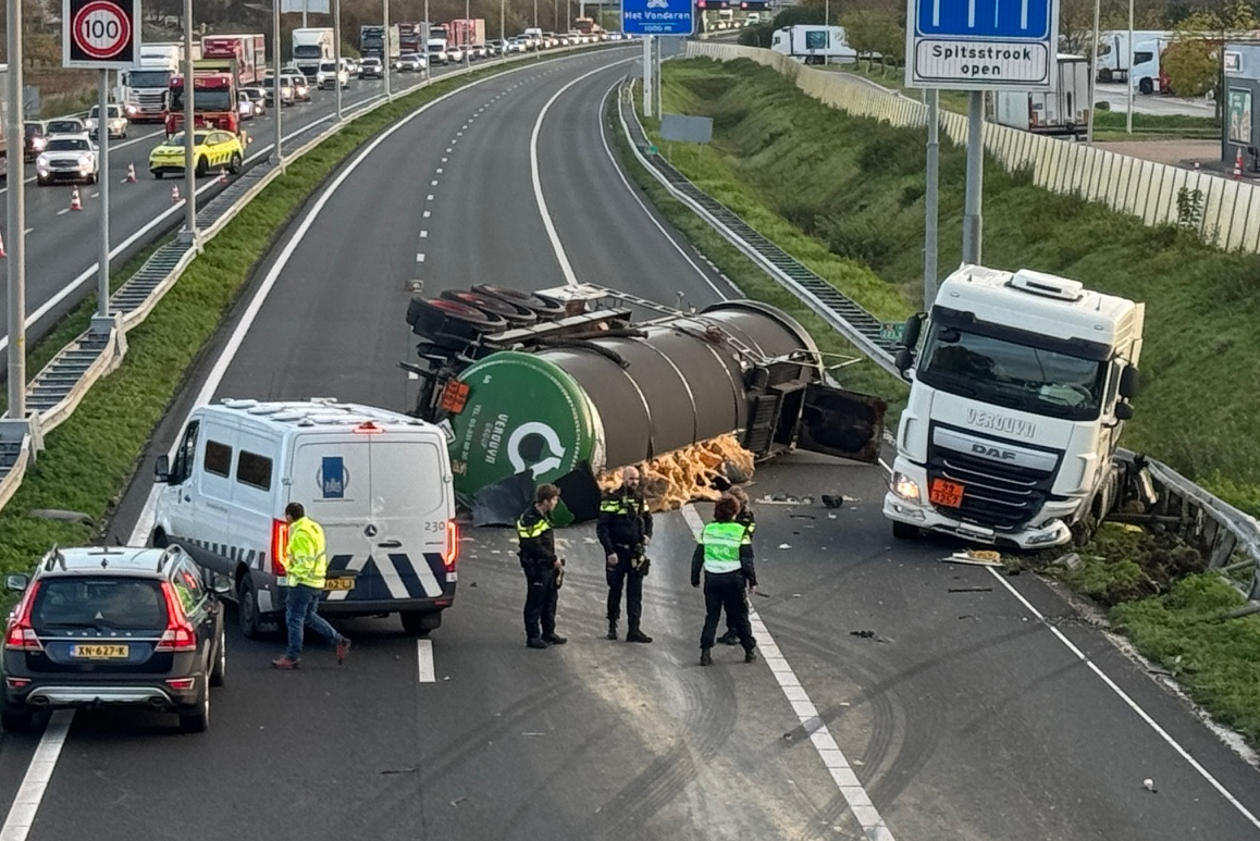 Zeer drukke ochtendspits in Limburg: tankwagen gekanteld op A2 | De