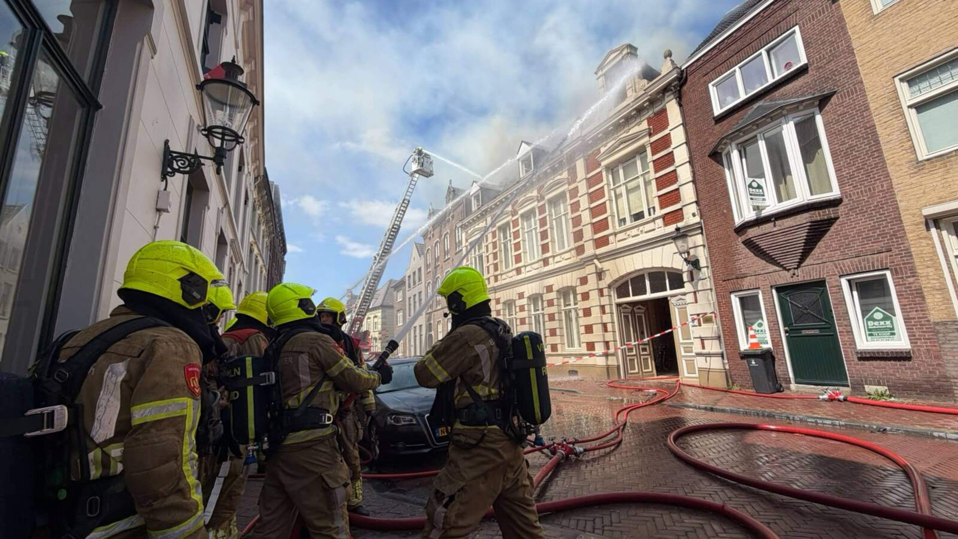 Een geel waaiertje en haar telefoon zijn alles wat Els nog heeft nadat brand haar huis in de binnens