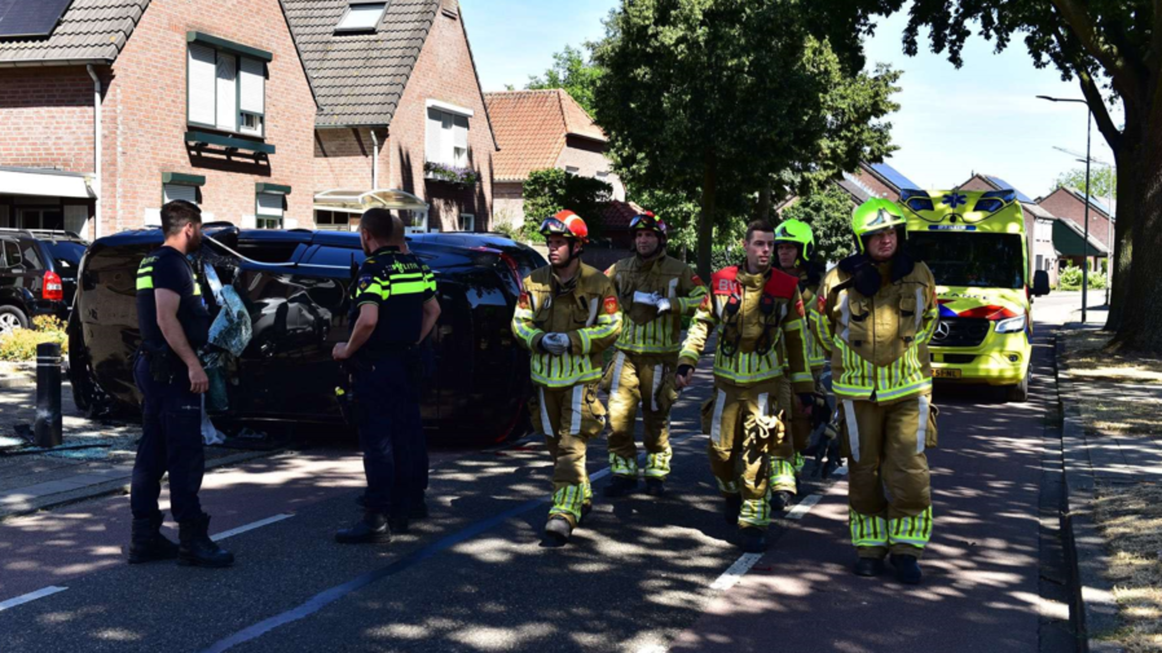 Automobilist raakt onwel, botst tegen geparkeerde auto en paal en belandt met wagen op z’n kant in N
