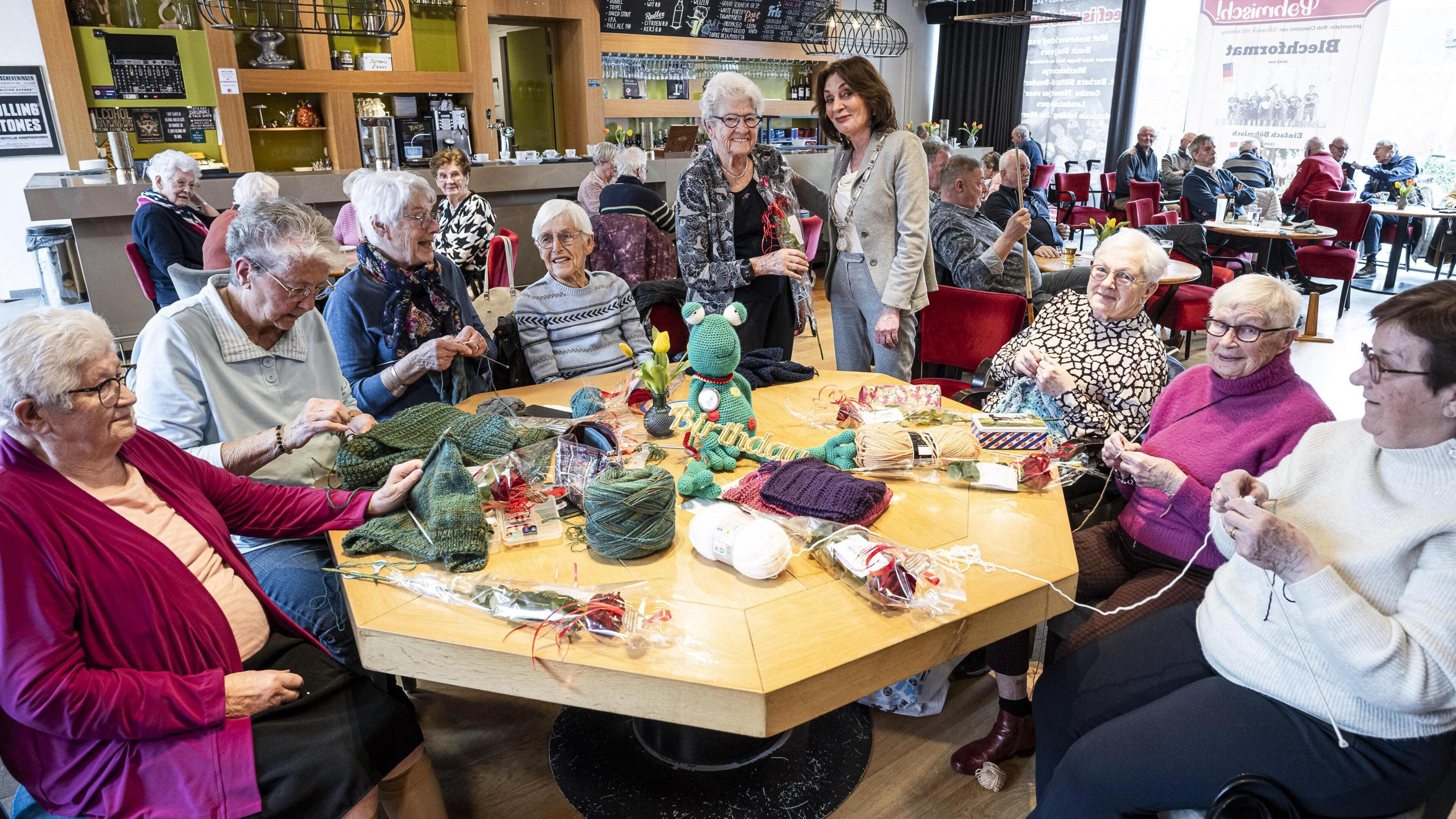 Bij elkaar al zevenhonderd jaar breiplezier in Heythuysen: ‘Natuurlijk laten we ook wel eens een ste