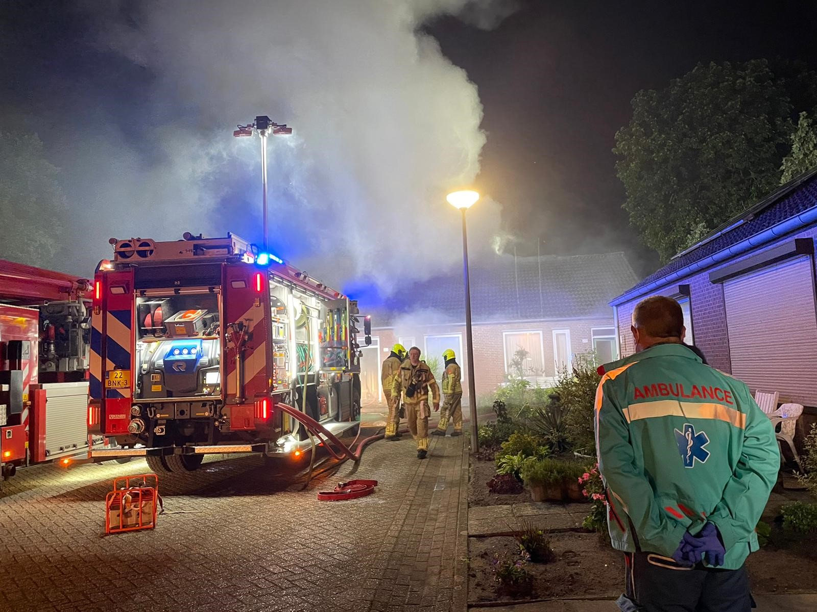 Grote brand in tussenwoning Montfort: bewoner overleden